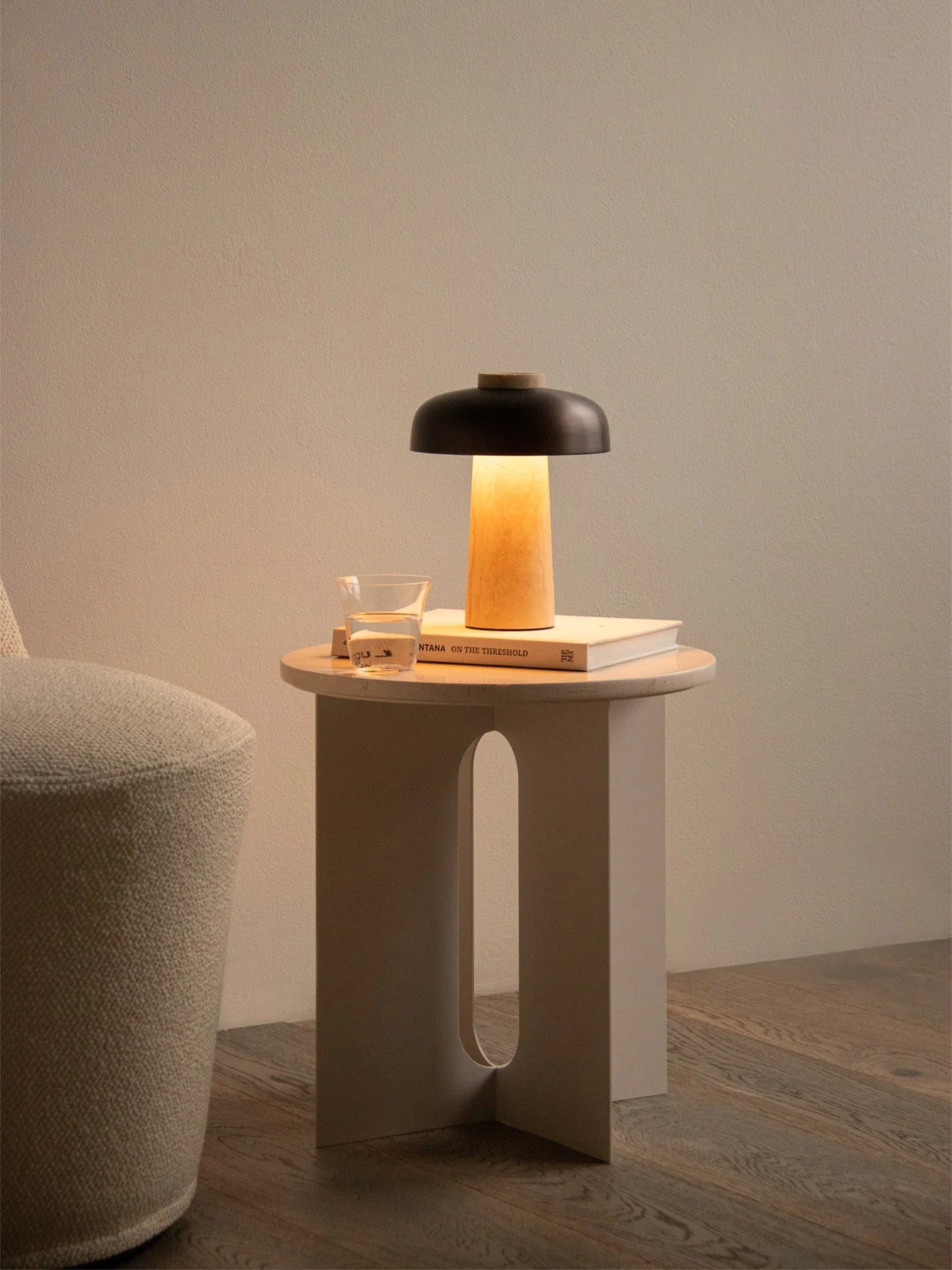 Tragbare Lampe REVERSE brauner Schirm mit steiniger Basis