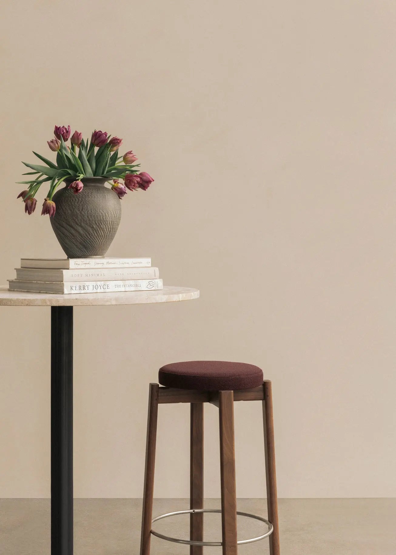 Hocker PASSAGE aus Eichenholz mit beigem Sitz