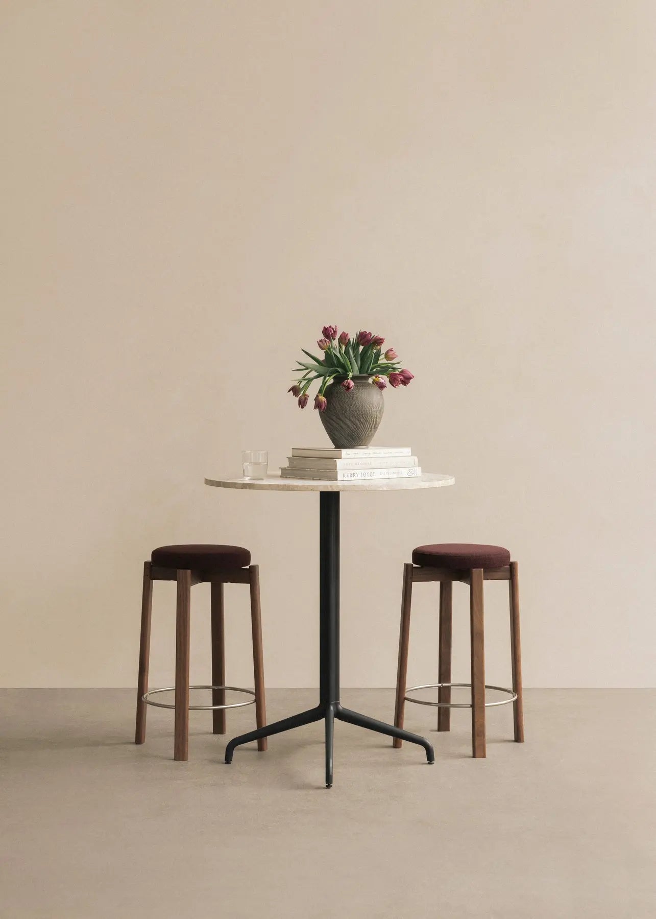 Hocker PASSAGE aus Eichenholz mit beigem Sitz