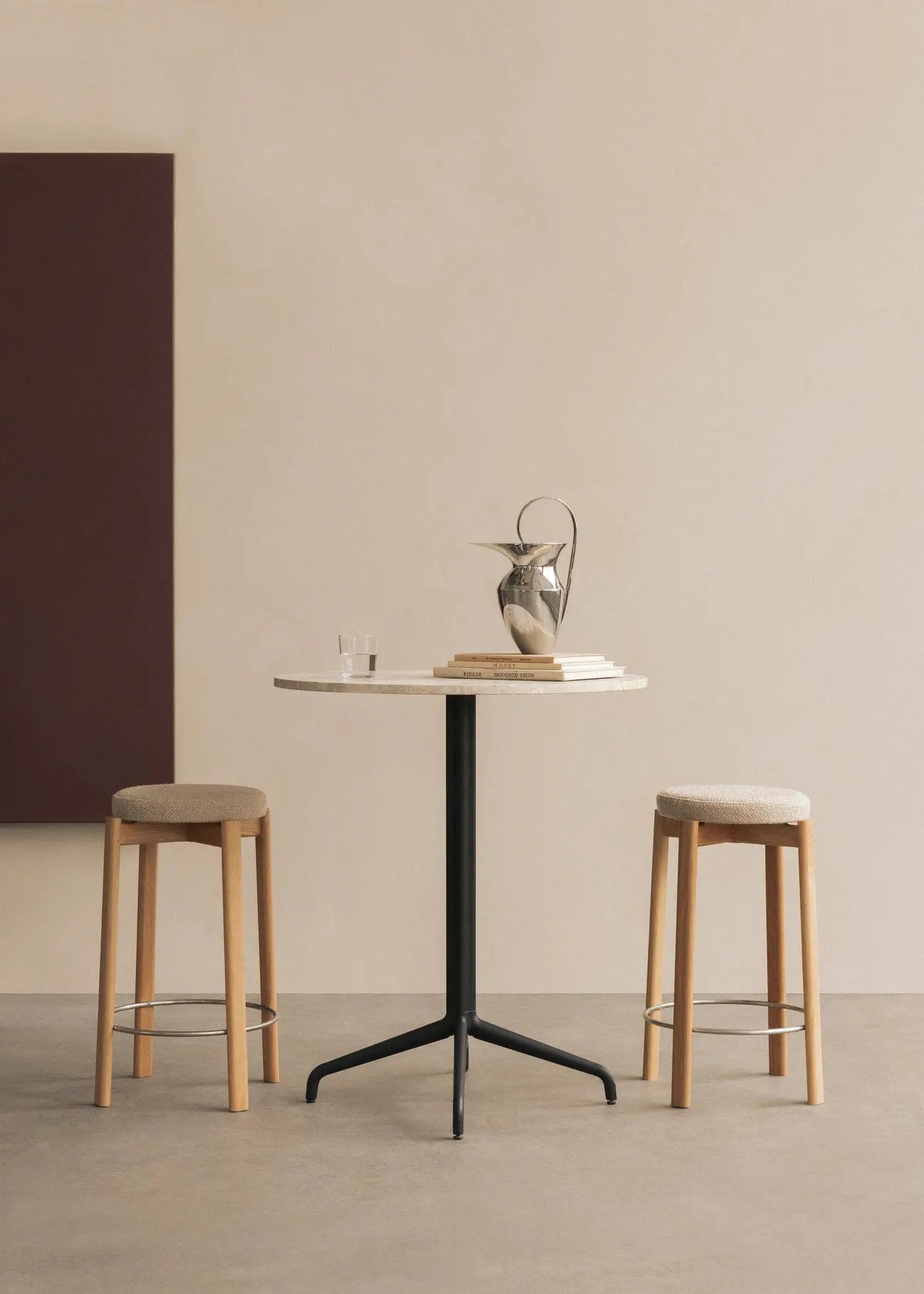 Hocker PASSAGE aus Eichenholz mit beigem Sitz