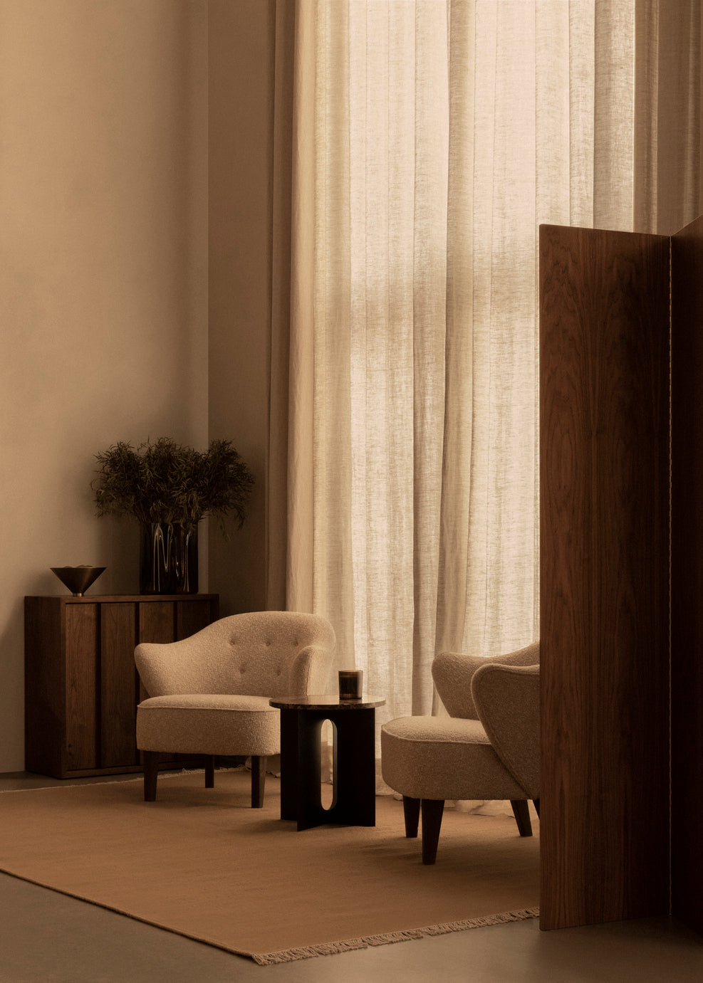 INGEBORG light gray armchair with dark oak base
