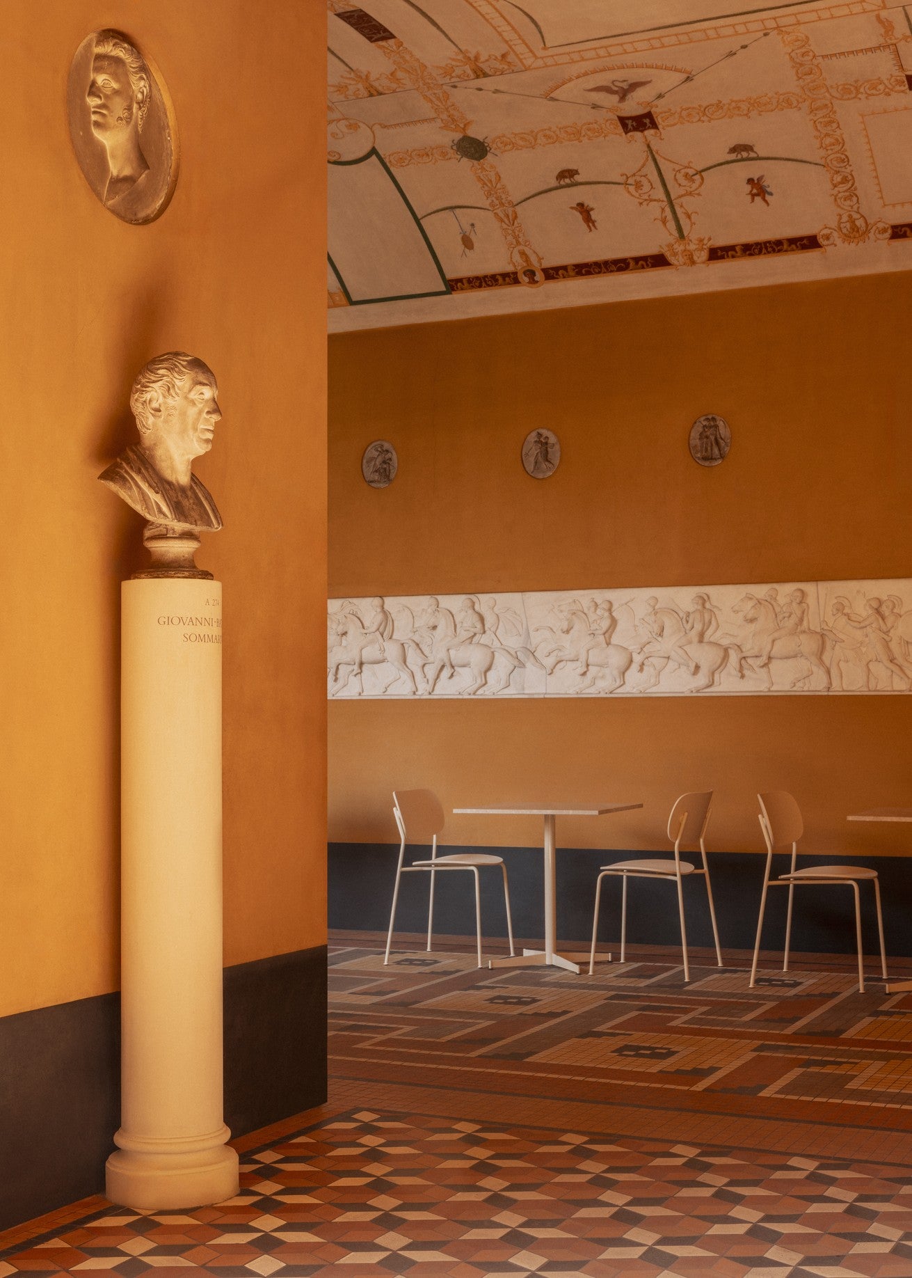 NOOK round café table sand ceramic with cream base