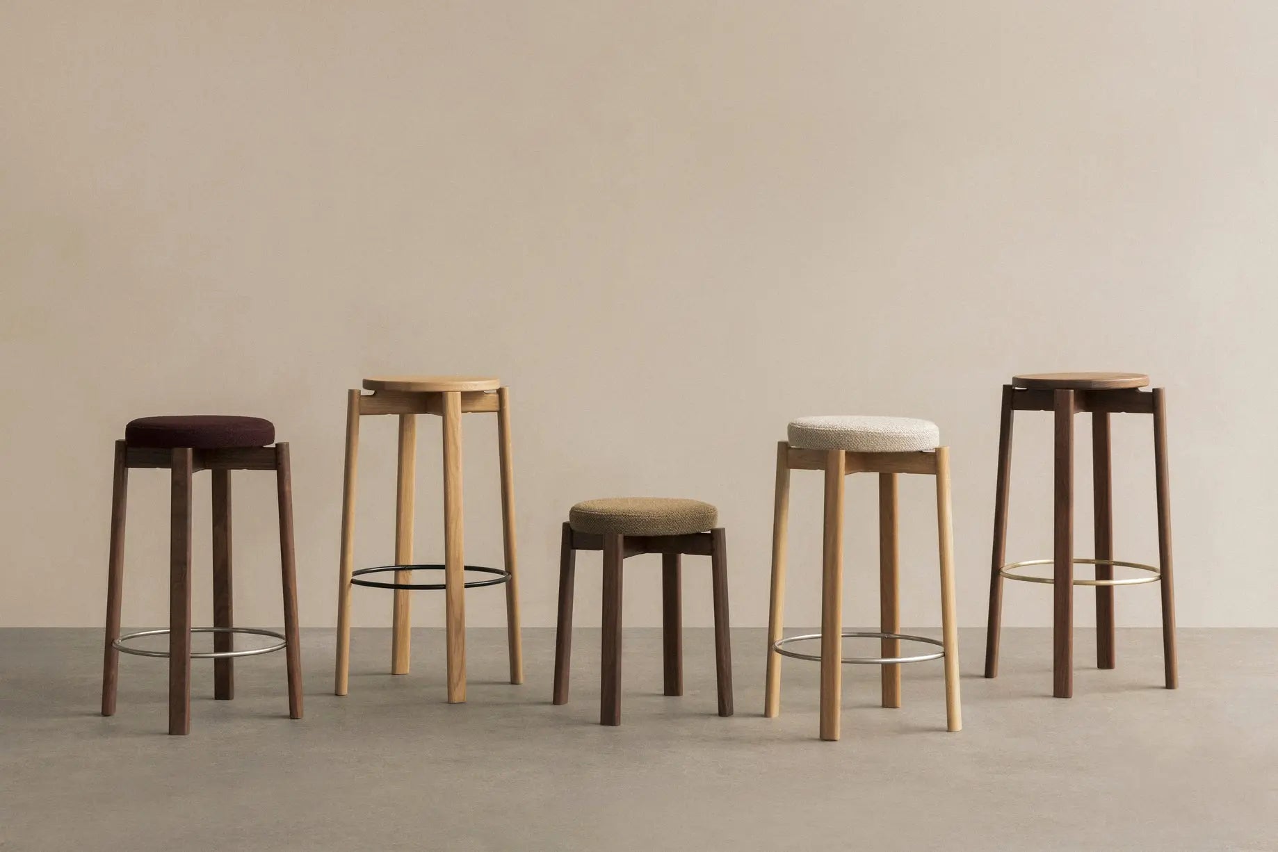 Hocker PASSAGE aus Eichenholz mit beigem Sitz
