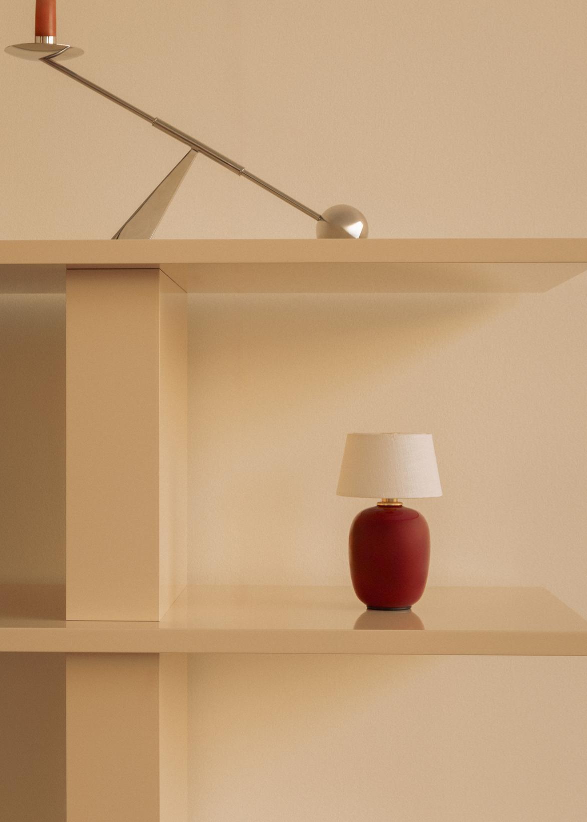Tragbare Lampe TORSO bordeaux Keramik mit weißem Schirm