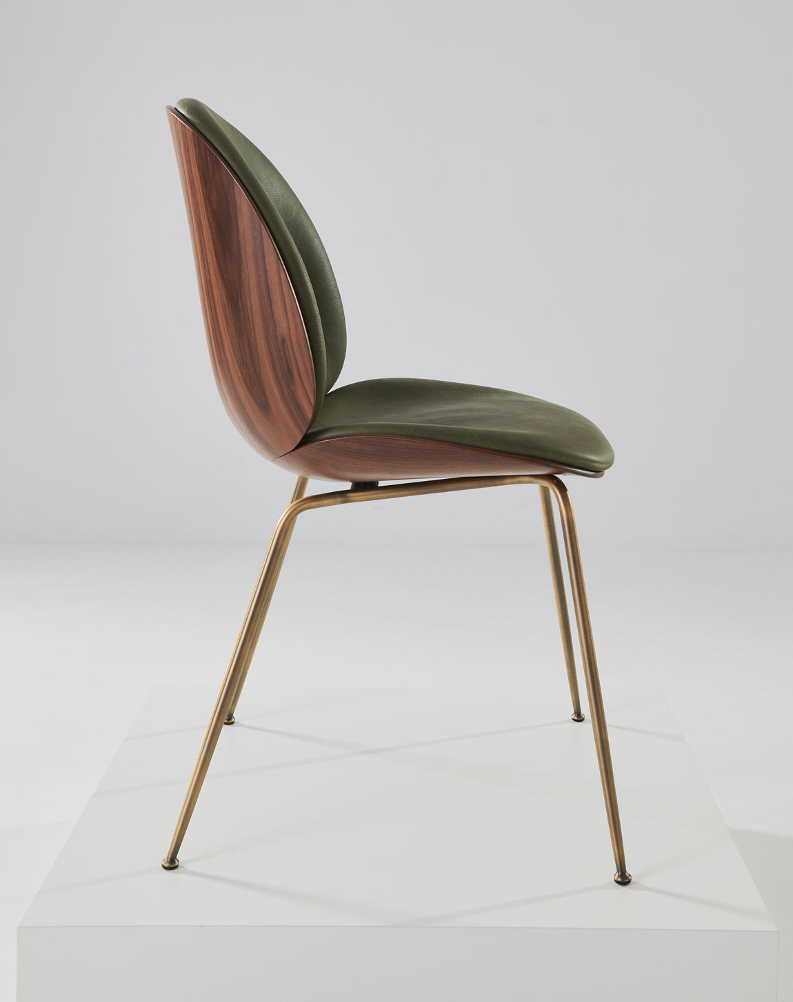 Polsterstuhl BEETLE mit Nussbaumholz und messingfarbenem Gestell