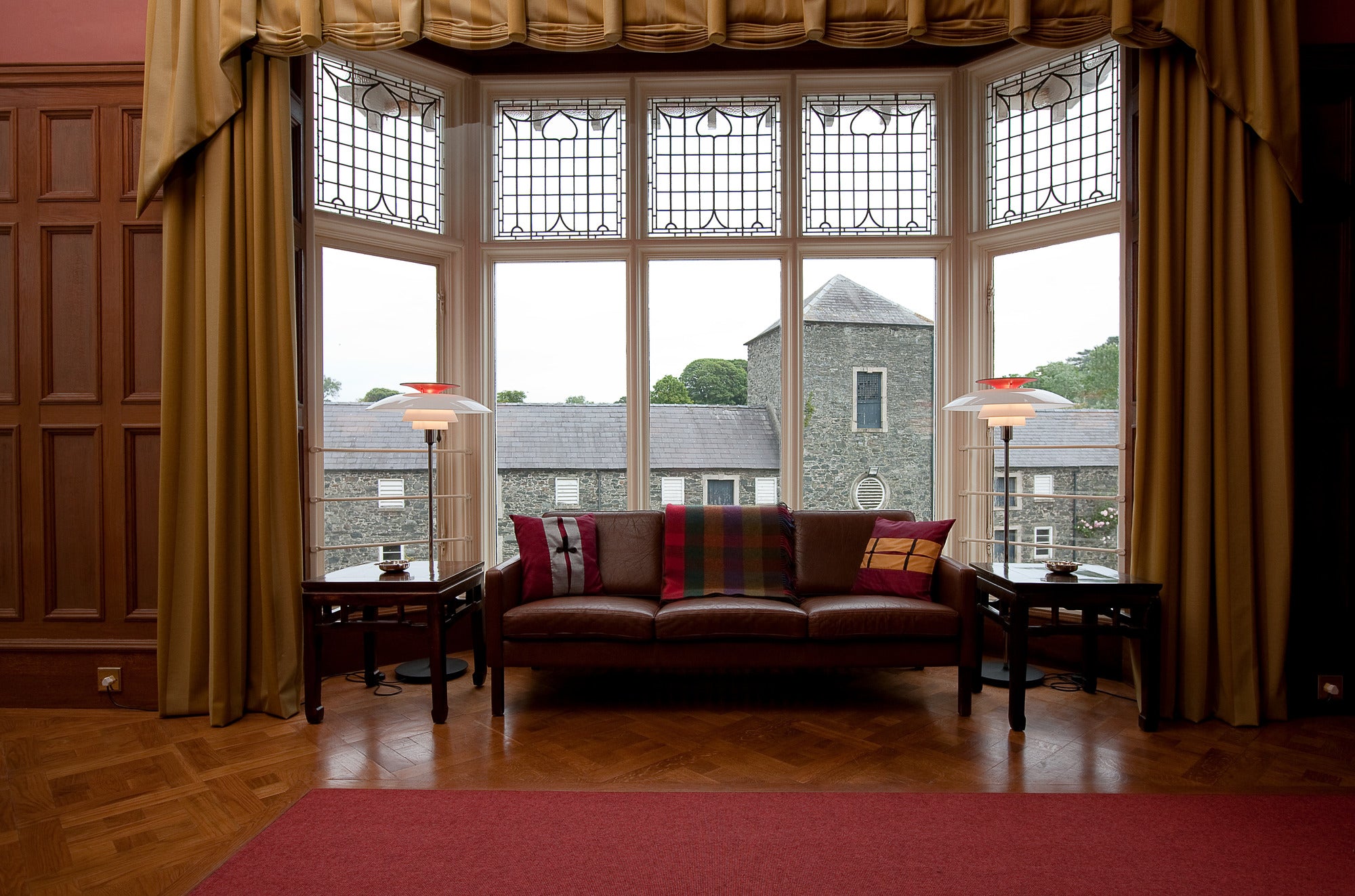 Stehlampe PH 80 weiß mit verchromtem Fuß