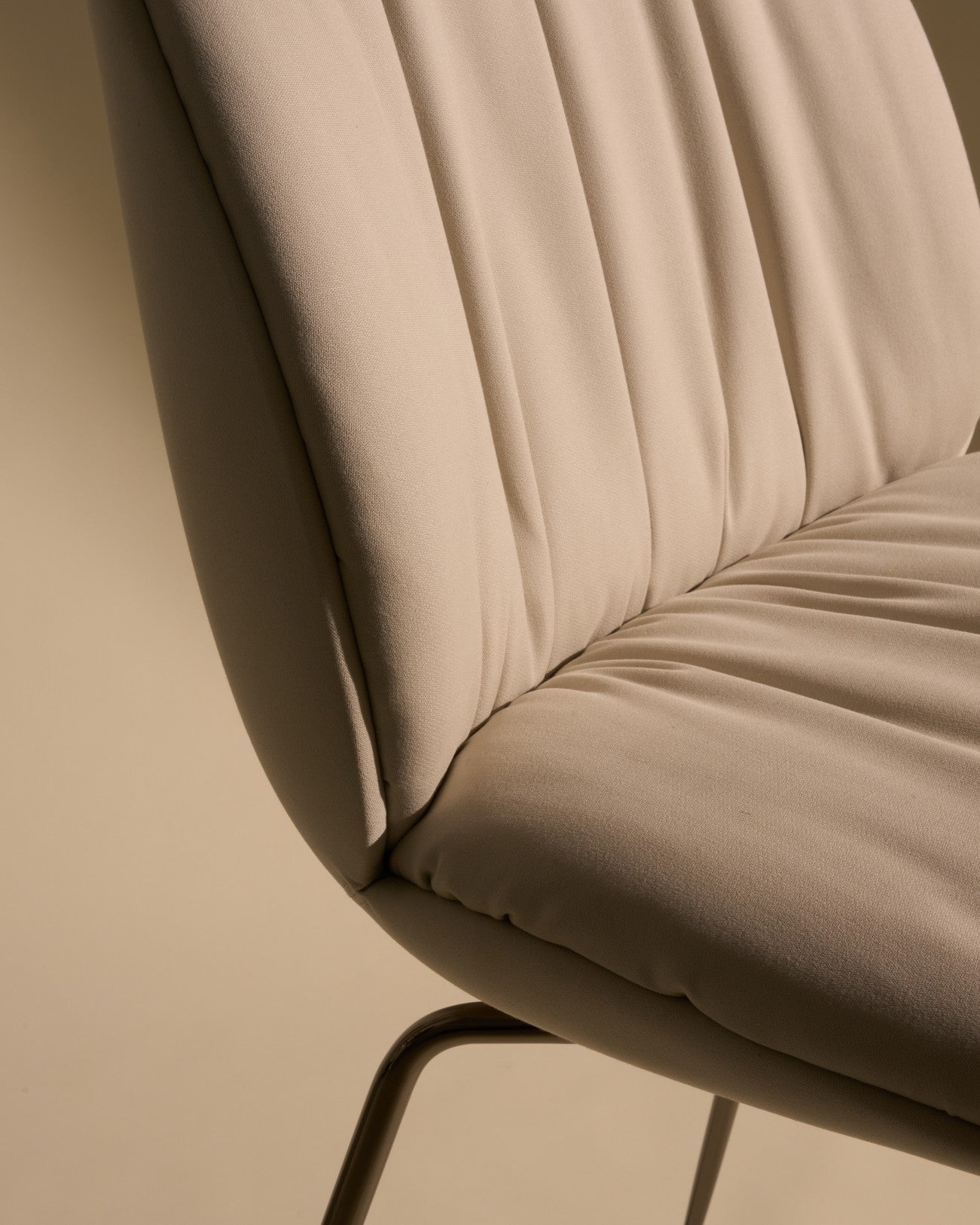 Barhocker BEETLE SOFT gepolstert mit schwarzem verchromtem Fußteil