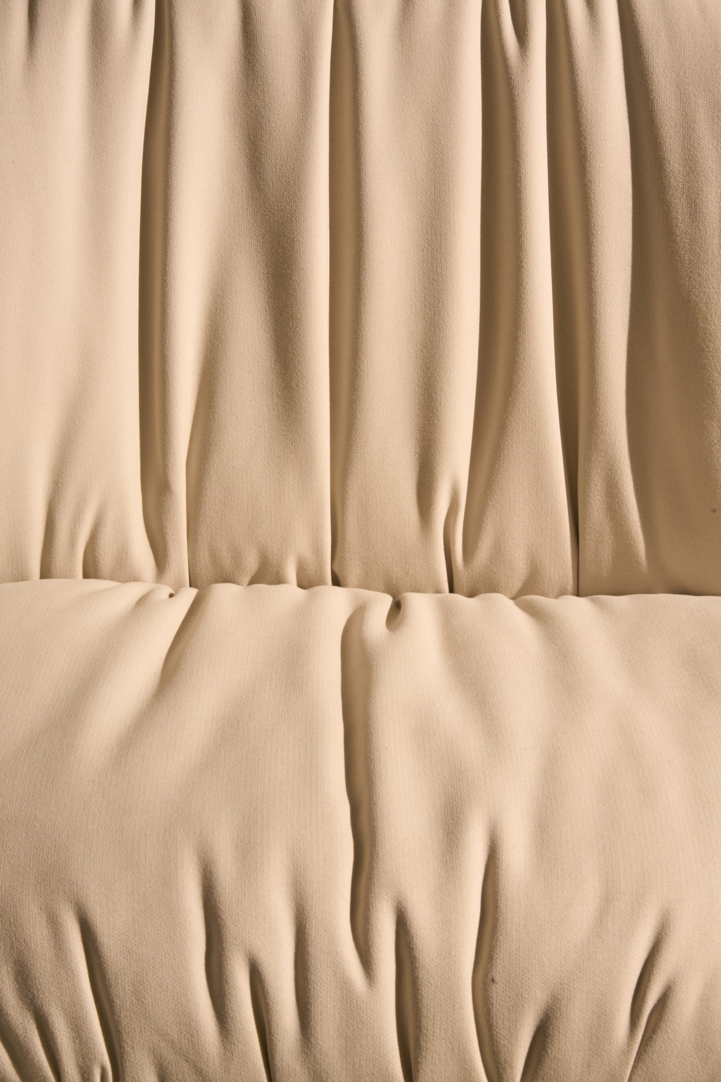 Stuhl BEETLE SOFT gepolstert mit schwarzem verchromtem Gestell