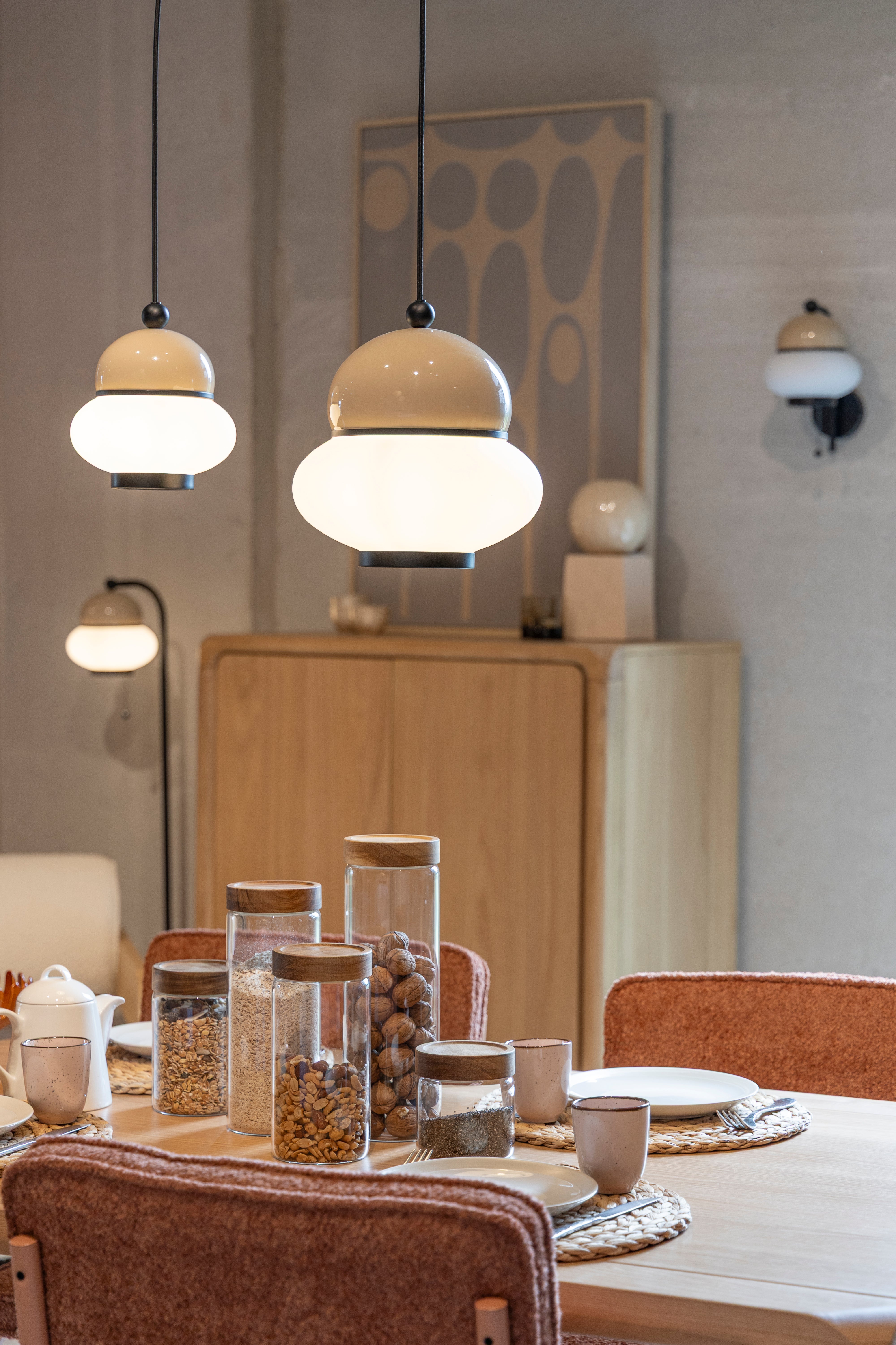 Wandleuchte BUMBLE in Beige mit schwarzem Finish