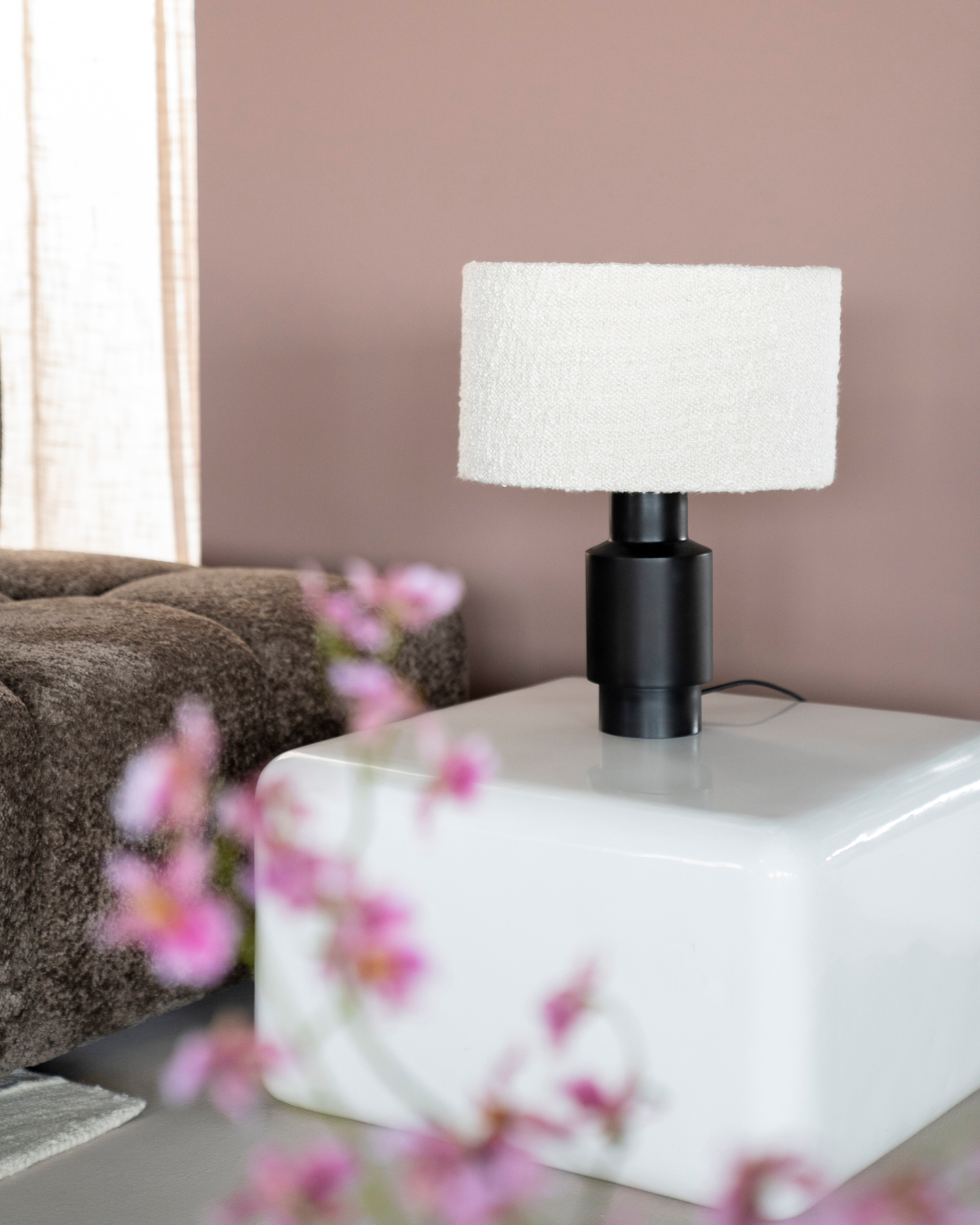 Tischlampe DUST hellbeige mit schwarzem Sockel