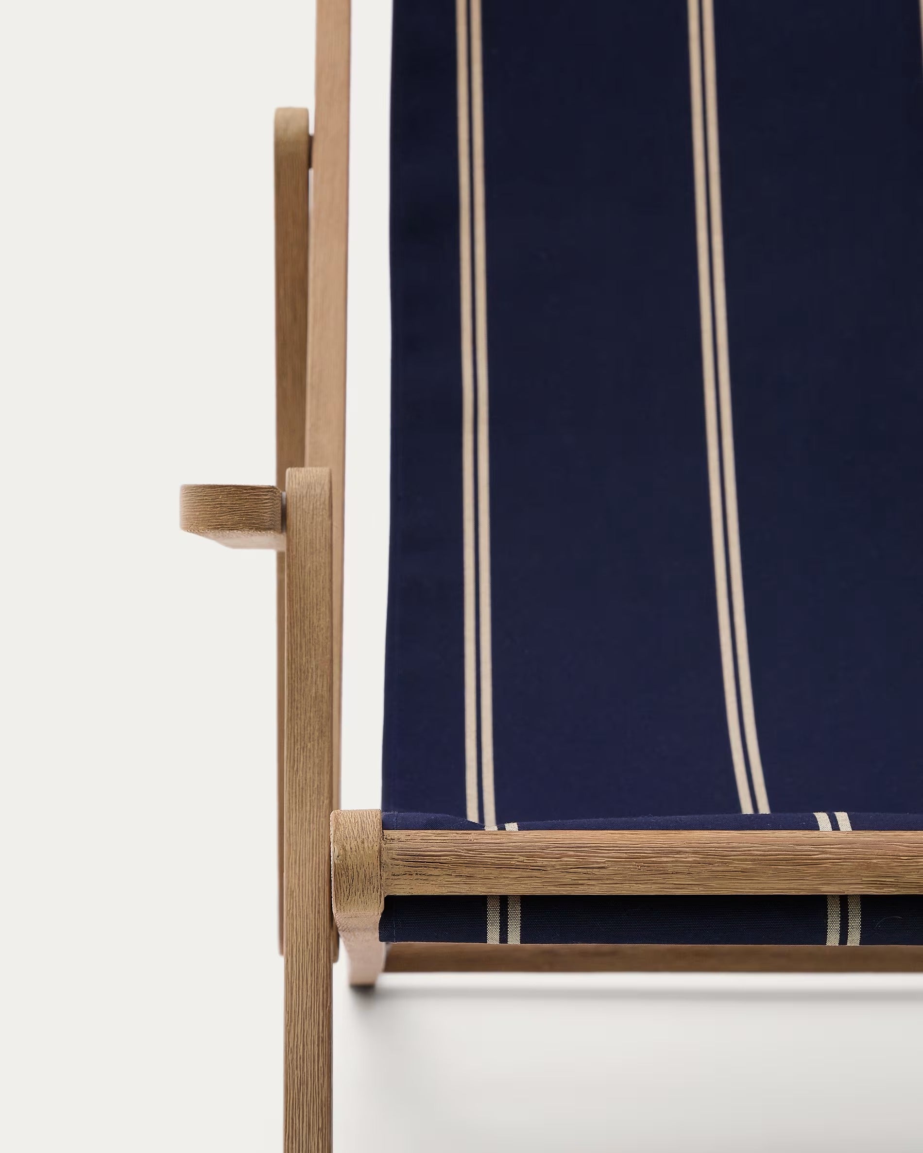 VILARA Liegestuhl in Marineblau und Beige mit Akazienfuß