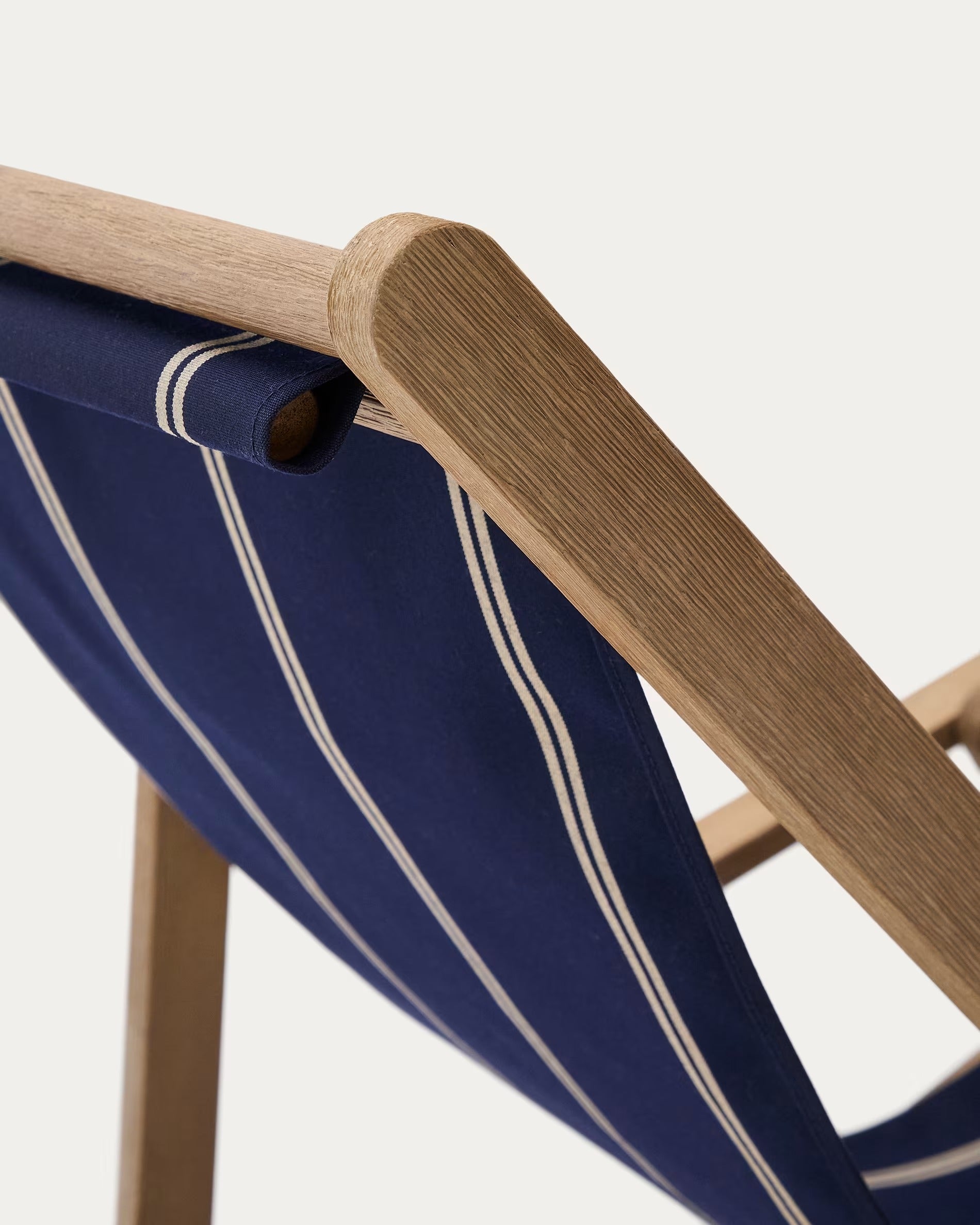 VILARA Liegestuhl in Marineblau und Beige mit Akazienfuß