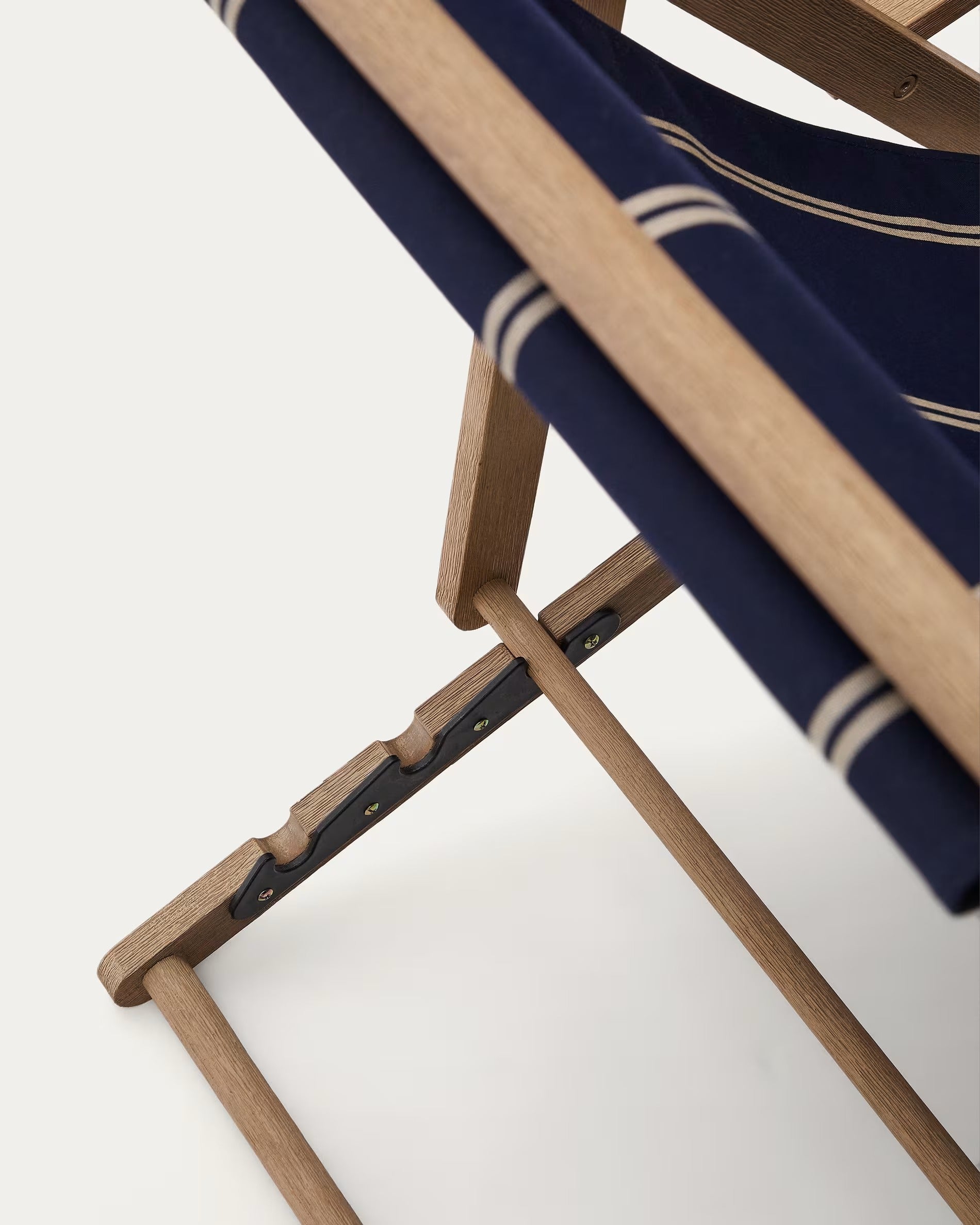 VILARA Liegestuhl in Marineblau und Beige mit Akazienfuß