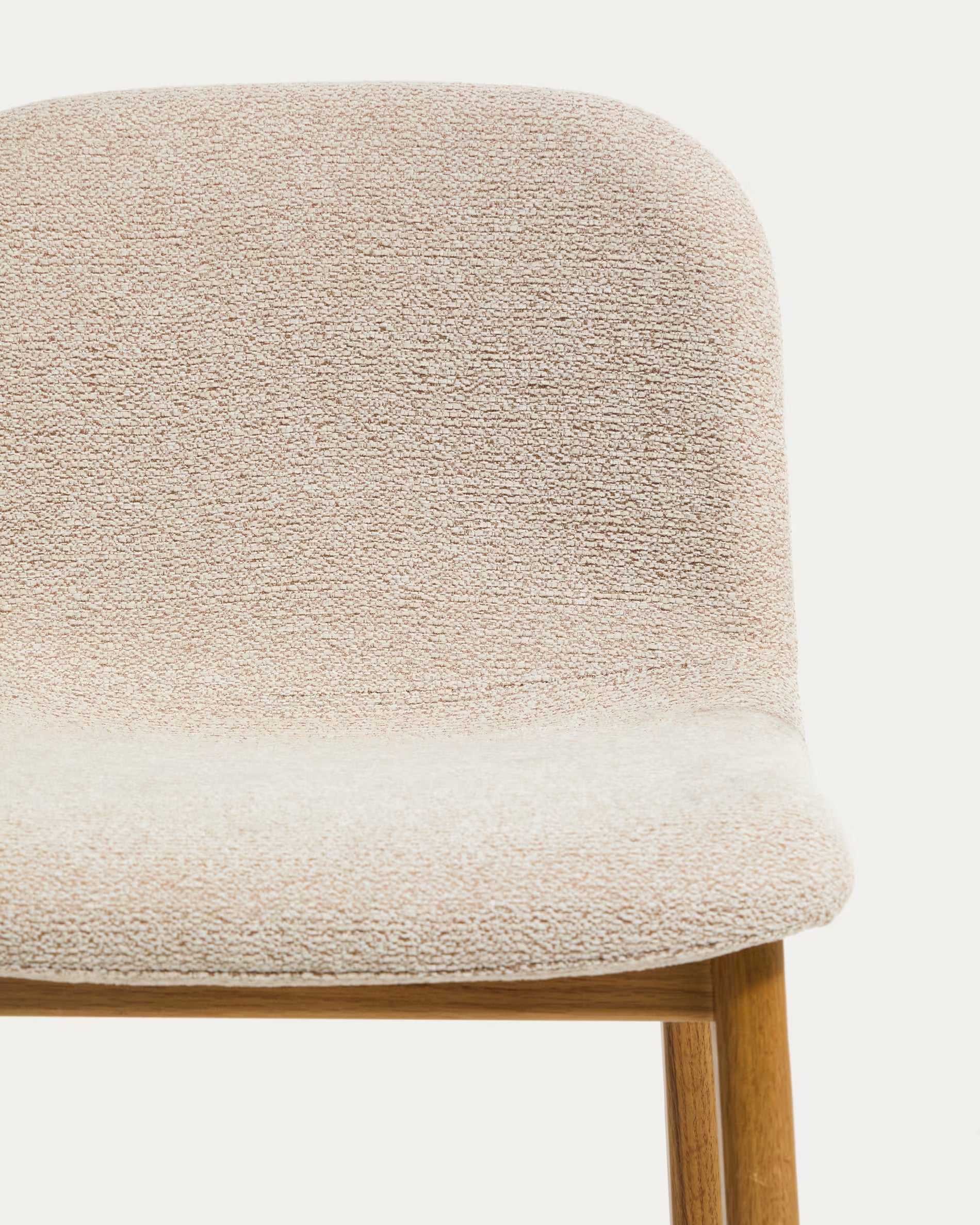 Hocker ELNOR in beigem Chenille mit Eichenbasis