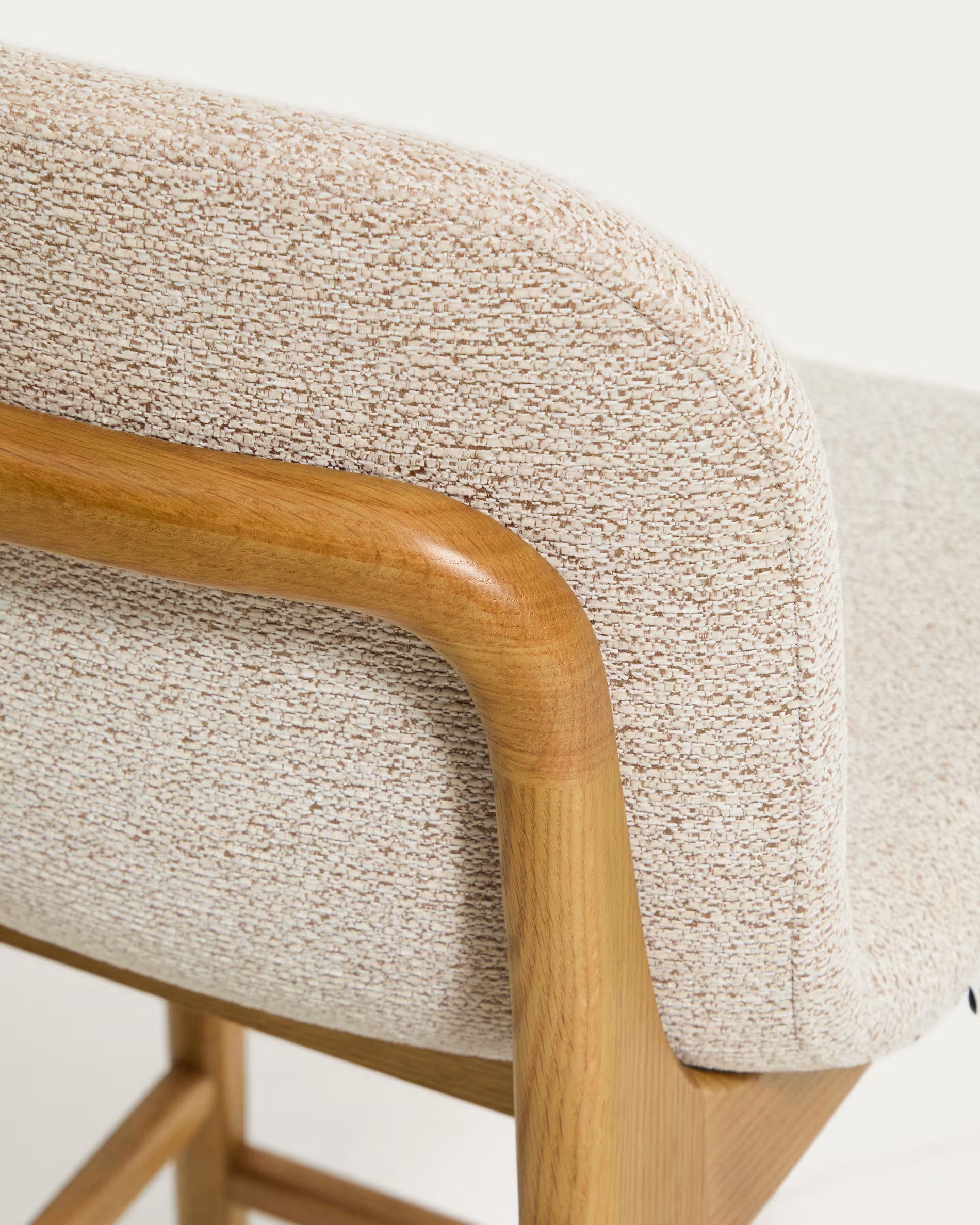 Hocker ELNOR in beigem Chenille mit Eichenbasis