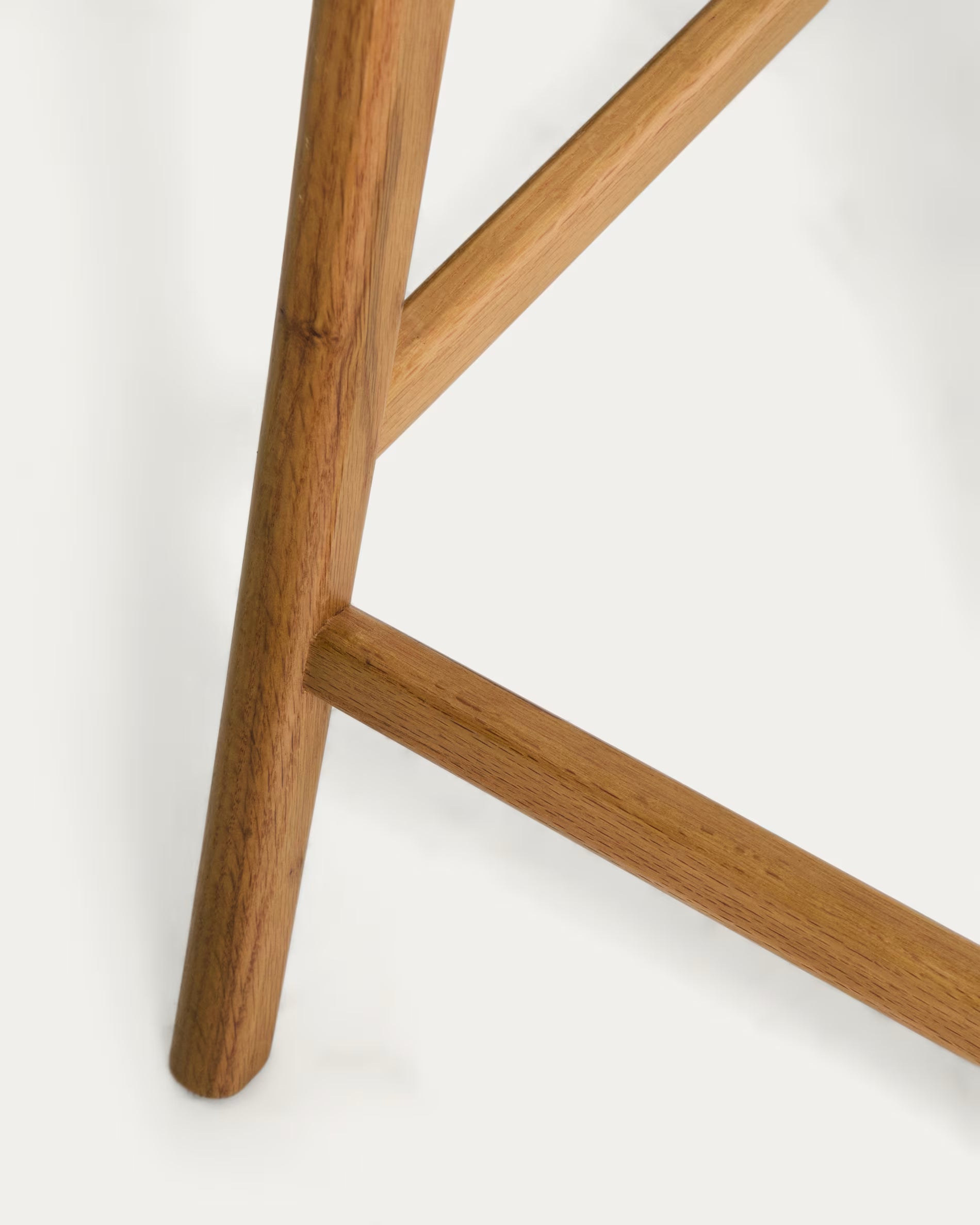 Hocker ELNOR in beigem Chenille mit Eichenbasis