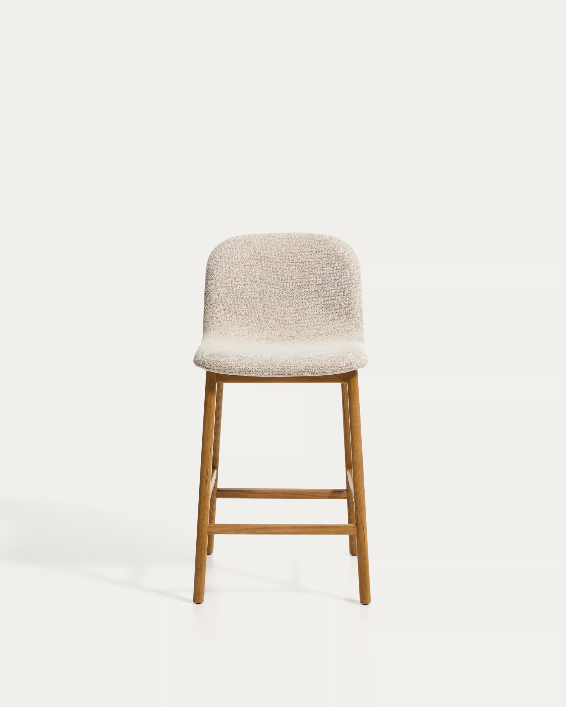 Hocker ELNOR in beigem Chenille mit Eichenbasis