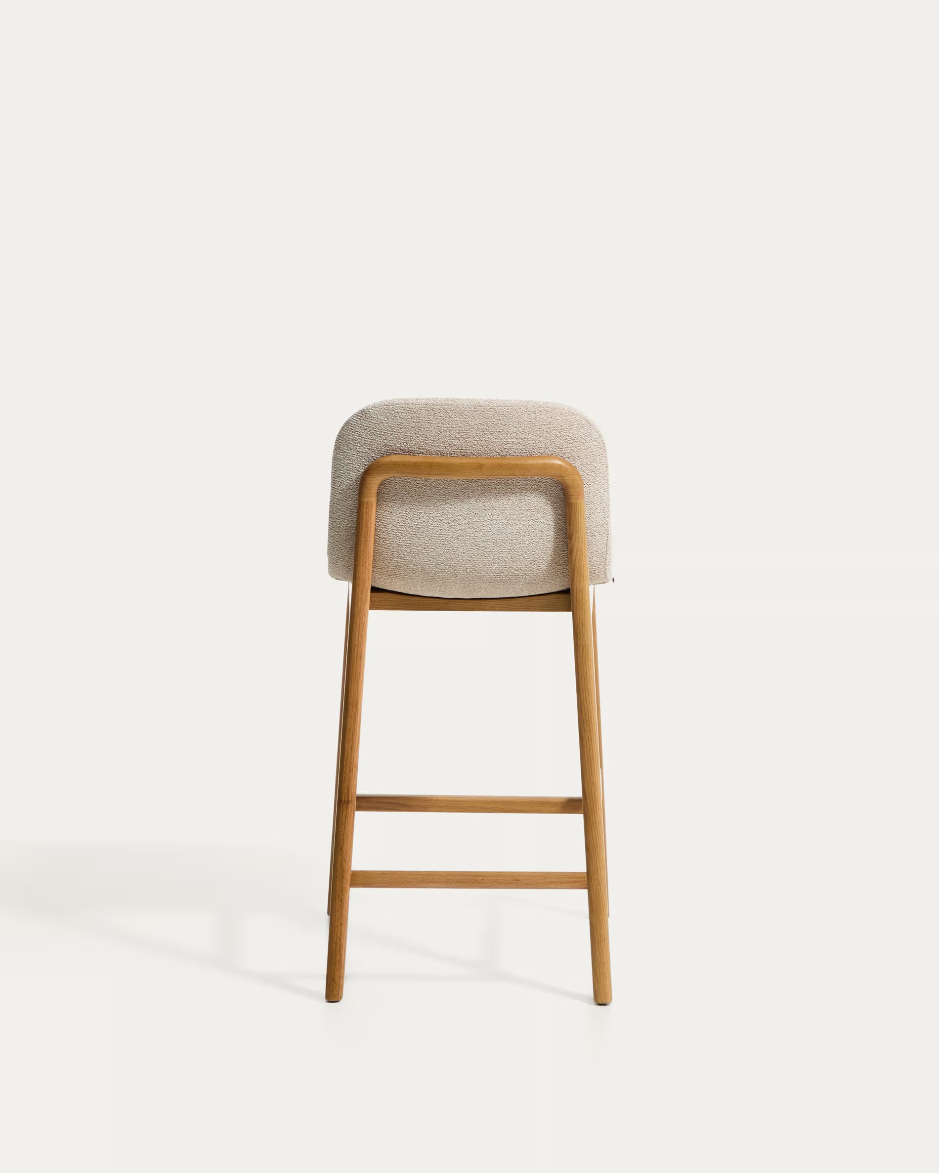 Hocker ELNOR in beigem Chenille mit Eichenbasis