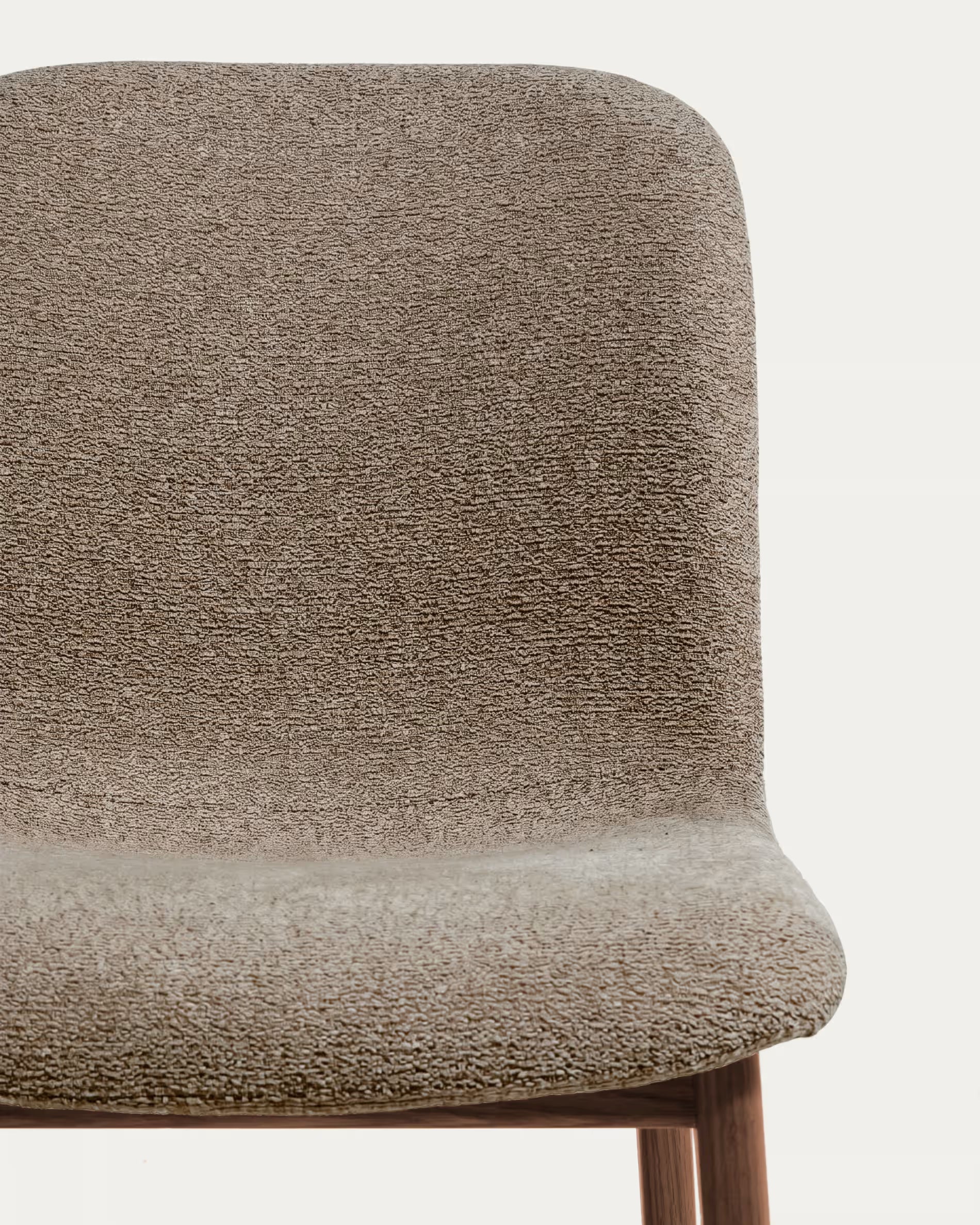 Stuhl ELNOR aus braunem Chenille mit Eichenbasis