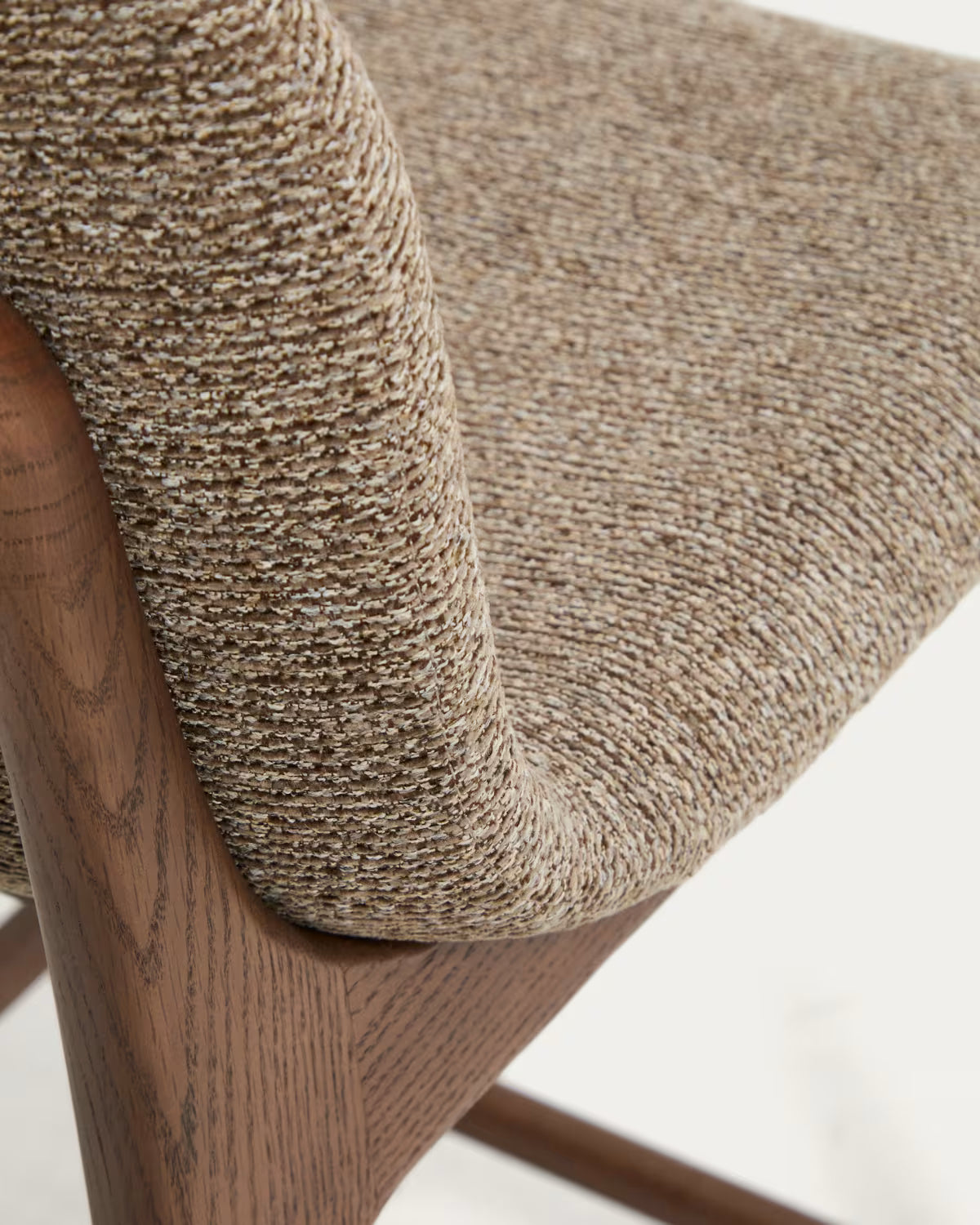 Hocker ELNOR in braunem Chenille mit Eichenbasis