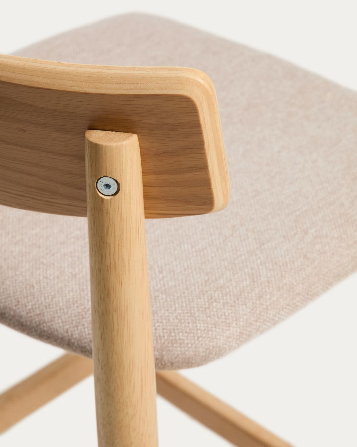 Barhocker EVERA in beigem Chenille mit furniertem Eichenfuß.