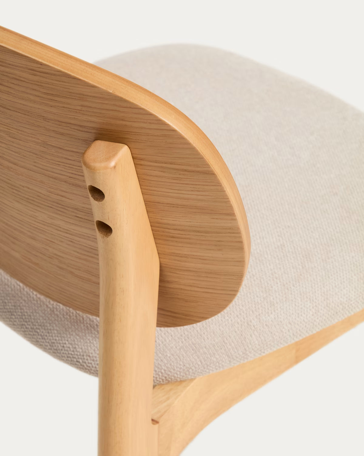 Stuhl LUDARA in beigem Chenille mit furniertem Eichenfuß.