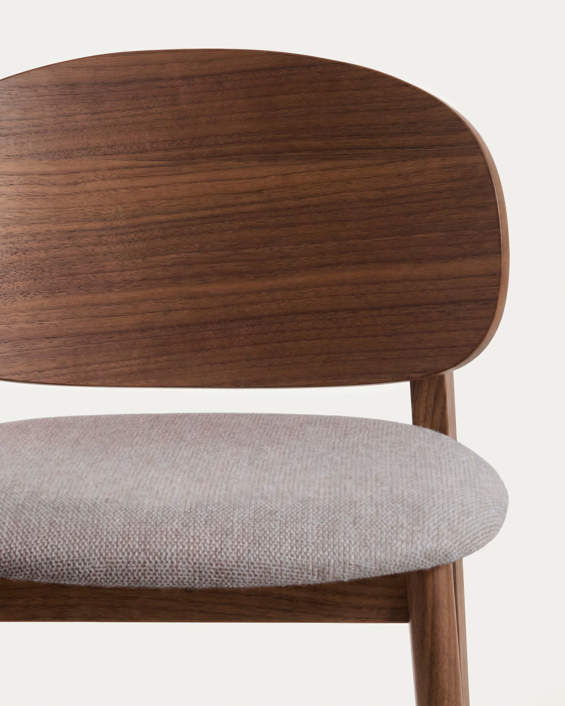 Barhocker LUDARA aus braunem Chenille mit einem dunklen furnierten Eichenfuß.