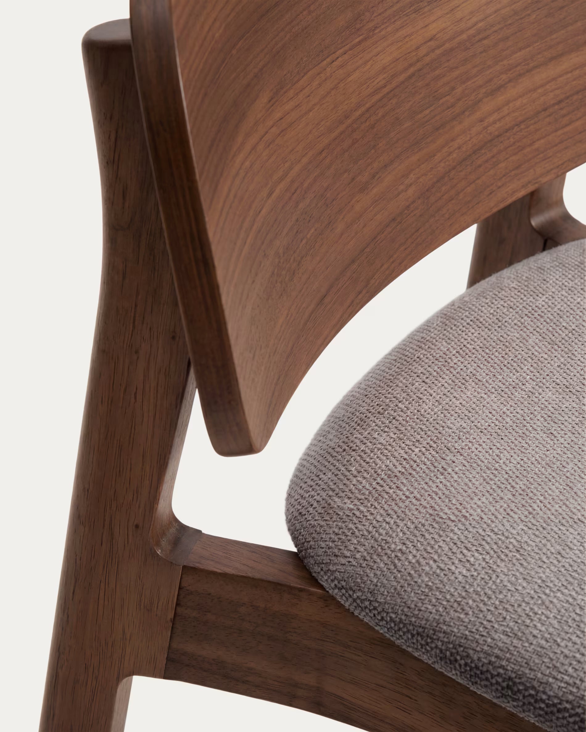Barhocker LUDARA aus braunem Chenille mit einem dunklen furnierten Eichenfuß.