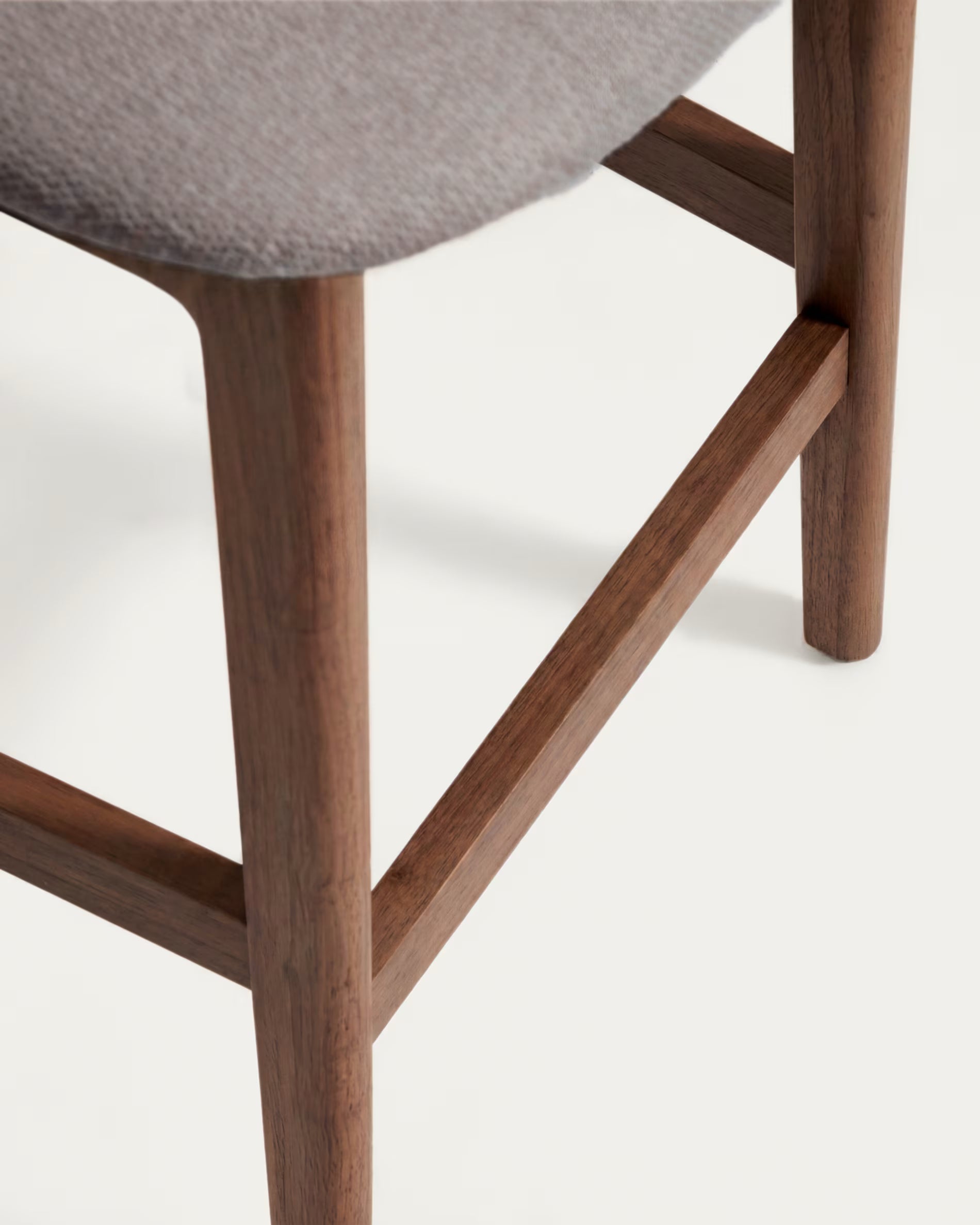 Barhocker LUDARA aus braunem Chenille mit einem dunklen furnierten Eichenfuß.