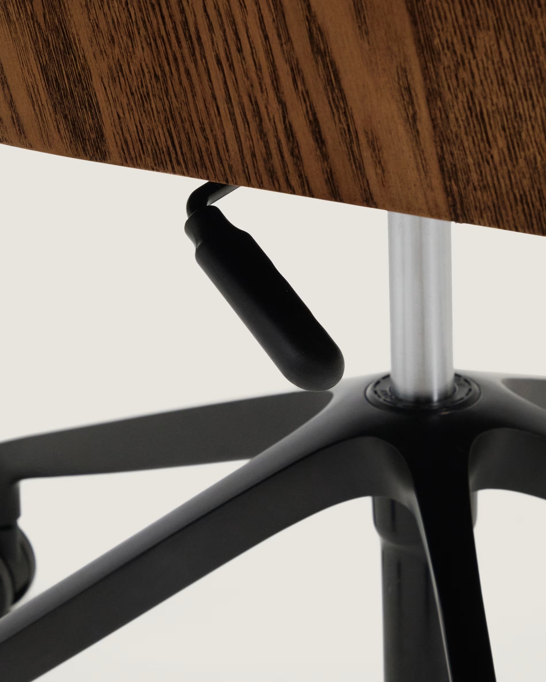 Bürostuhl MADAI braunes Chenille mit schwarzem Fuß und Rollen