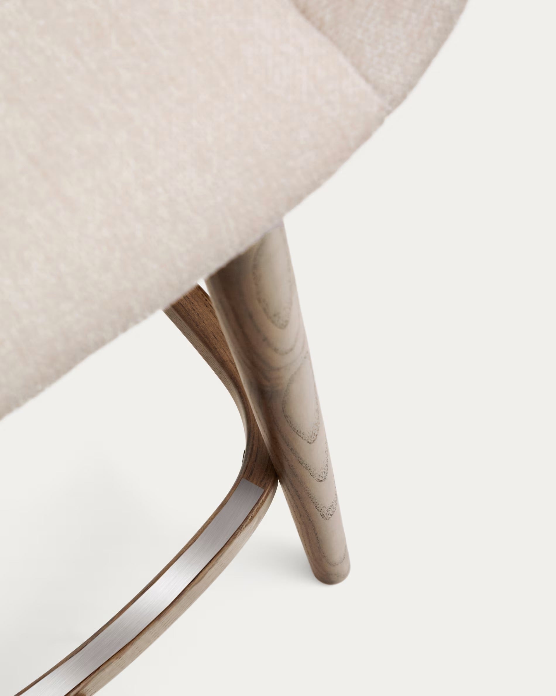 Reitstuhl Beige mit einer dunklen Holzbasis