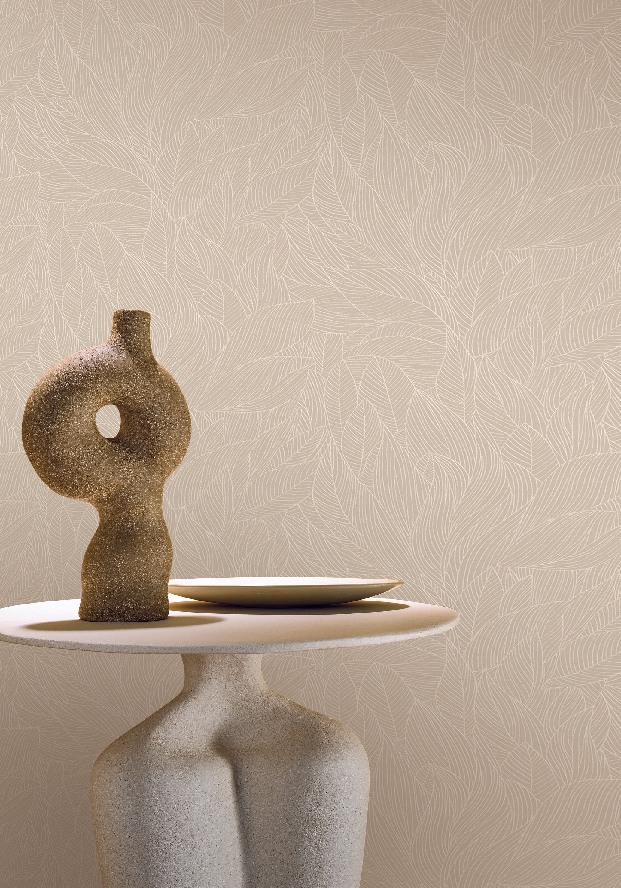 Vlies-Tapete mit Pflanzenmotiv HOSTA - GLACÉ/NACRÉ beige mit Perleffekt