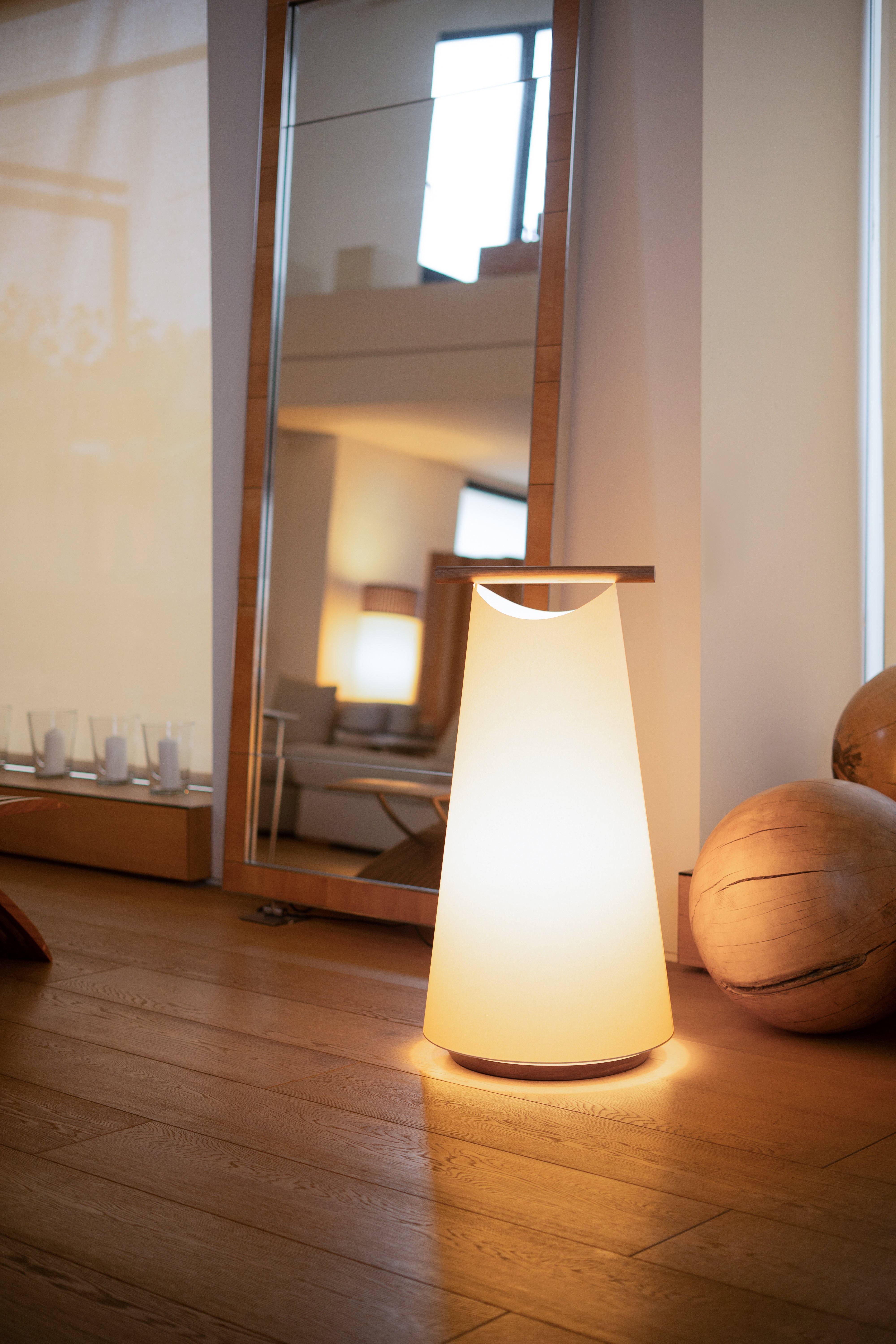 Stehlampe CATAY weiß mit Nussbaumholz