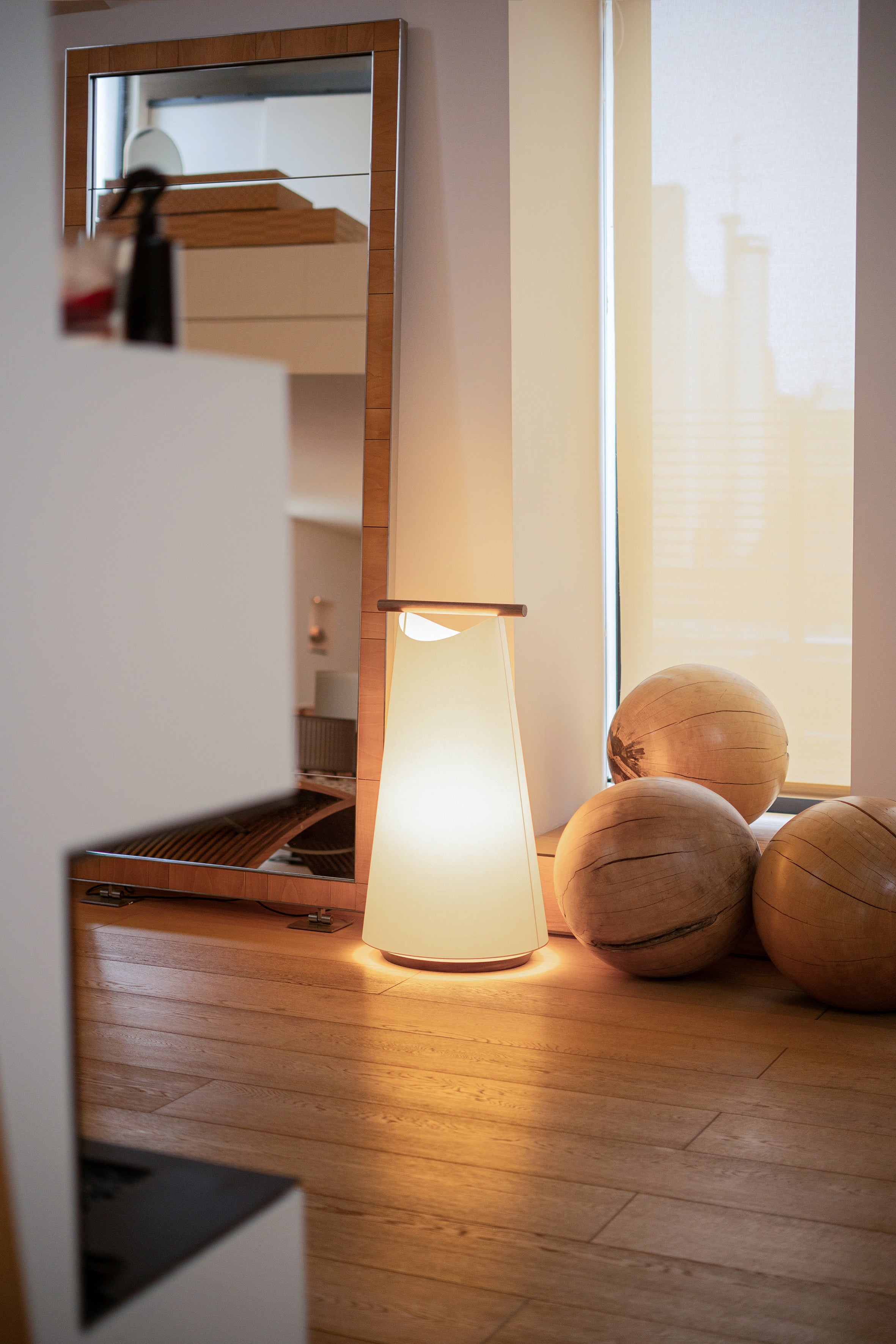 Stehlampe CATAY weiß mit Nussbaumholz