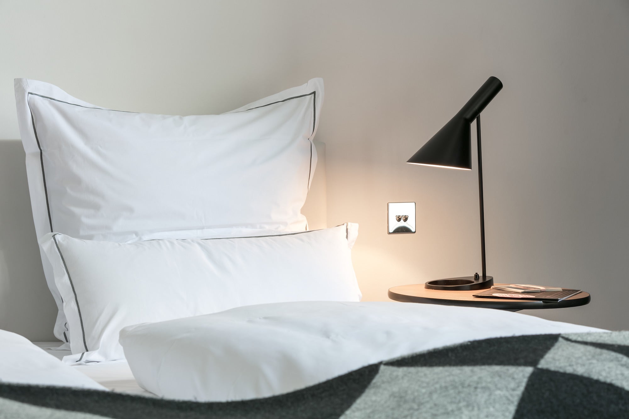 Lampa stołowa AJ czarny