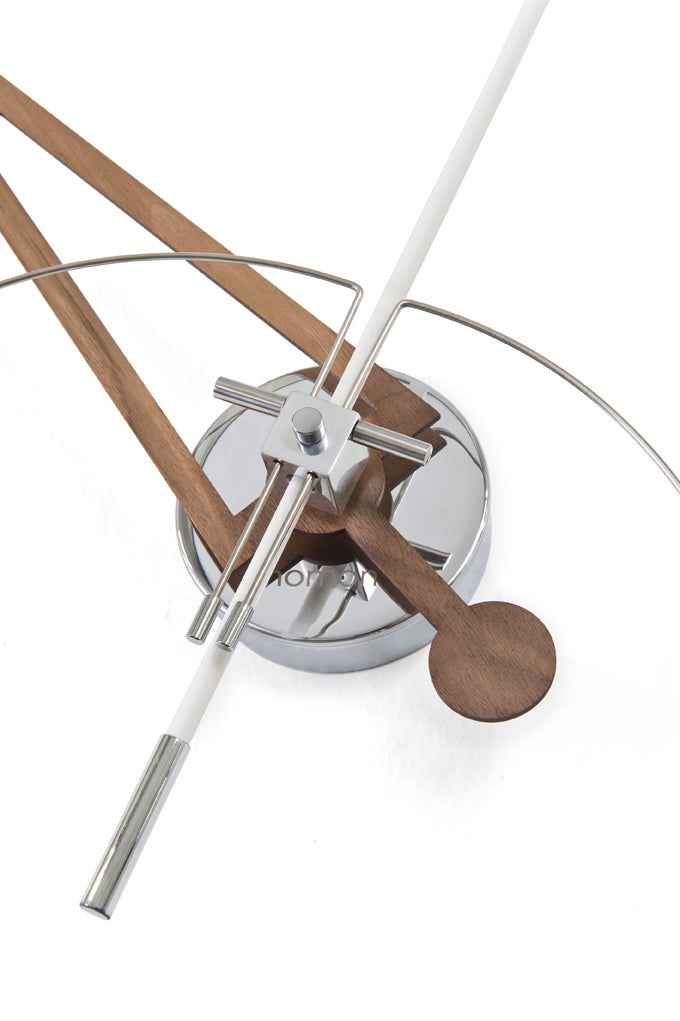 Wanduhr CRIS aus Nussbaumholz mit verchromter und weißer Oberfläche