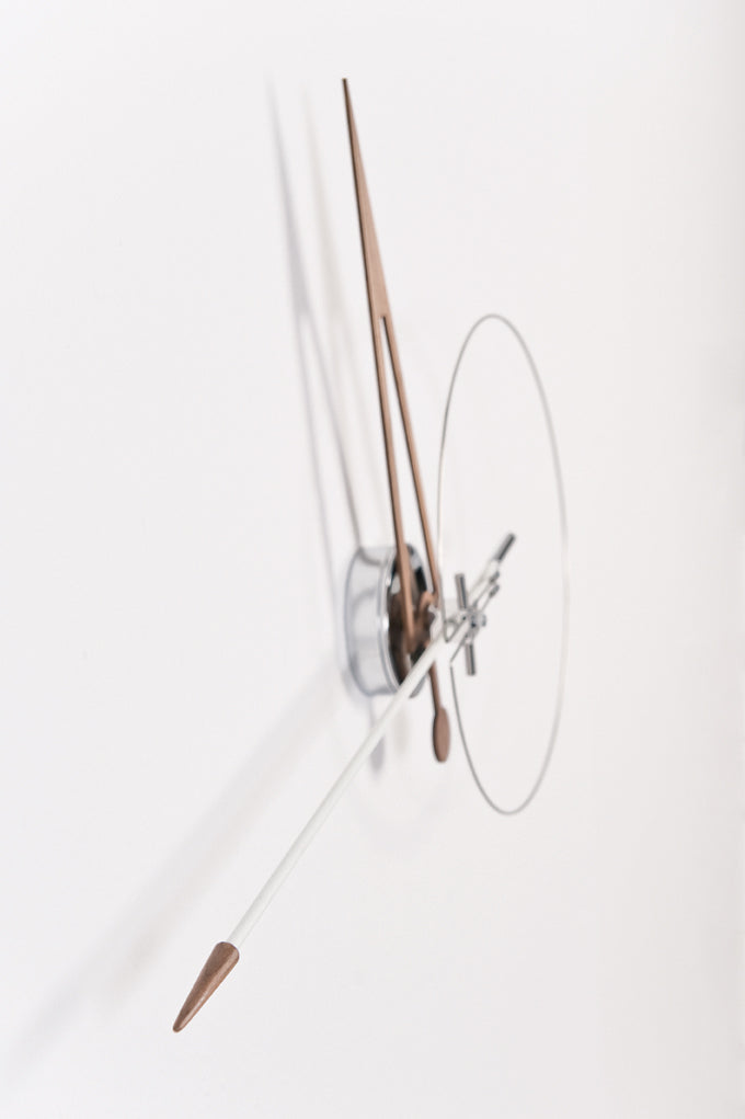 Wanduhr CRIS aus Nussbaumholz mit verchromter und weißer Oberfläche