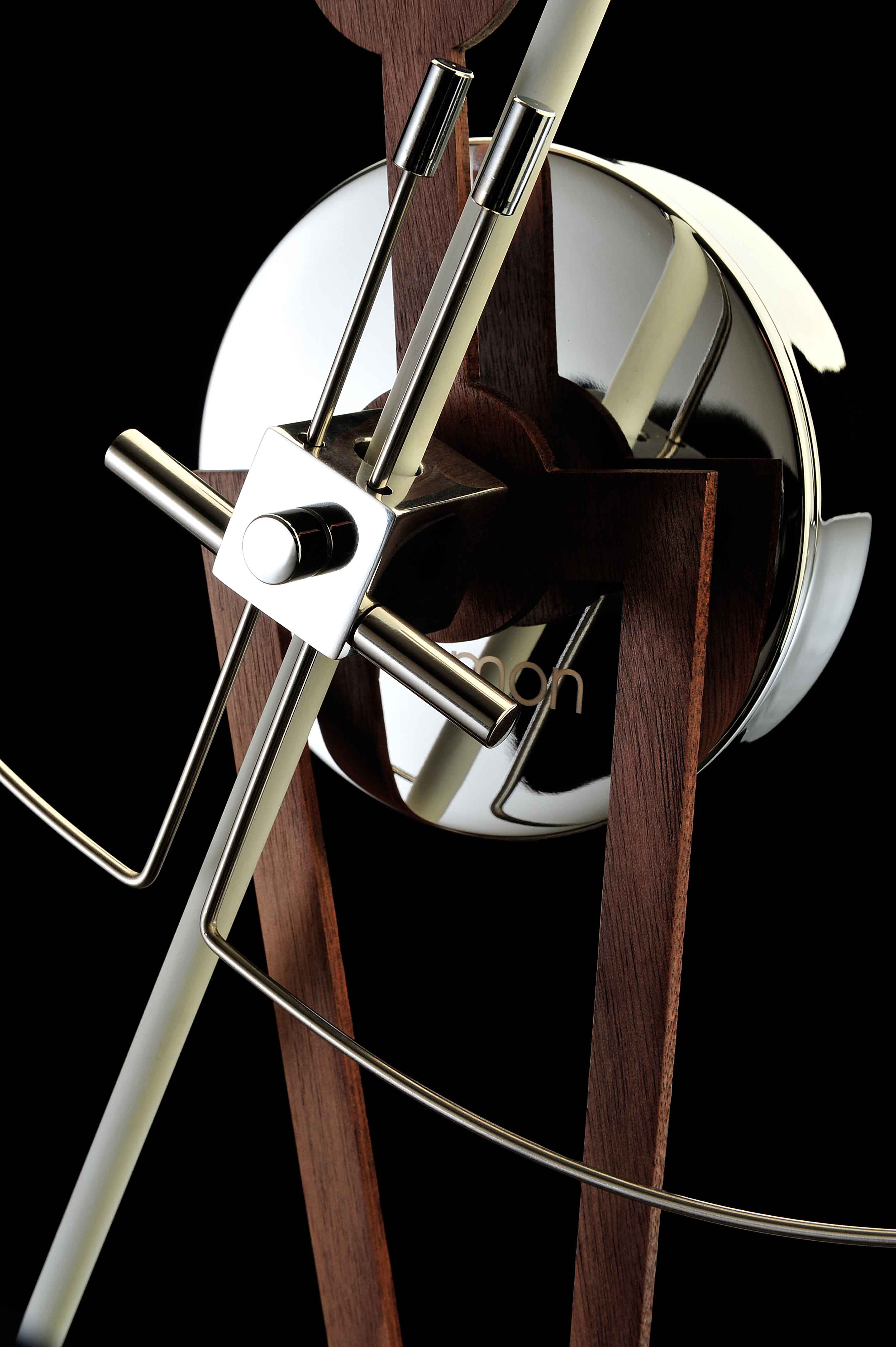 Wanduhr CRIS aus Nussbaumholz mit verchromter und weißer Oberfläche