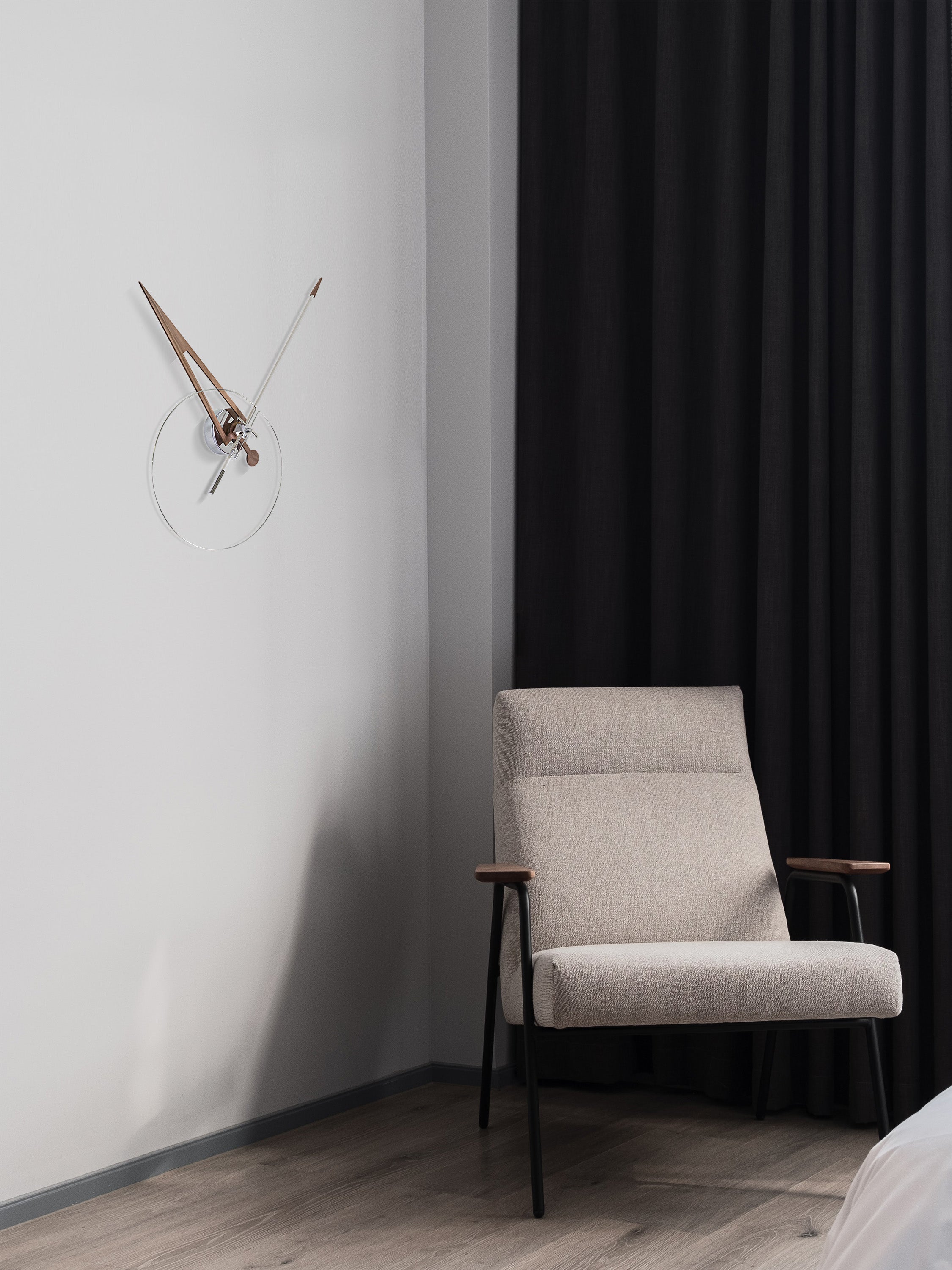 Wanduhr CRIS aus Nussbaumholz mit verchromter und weißer Oberfläche