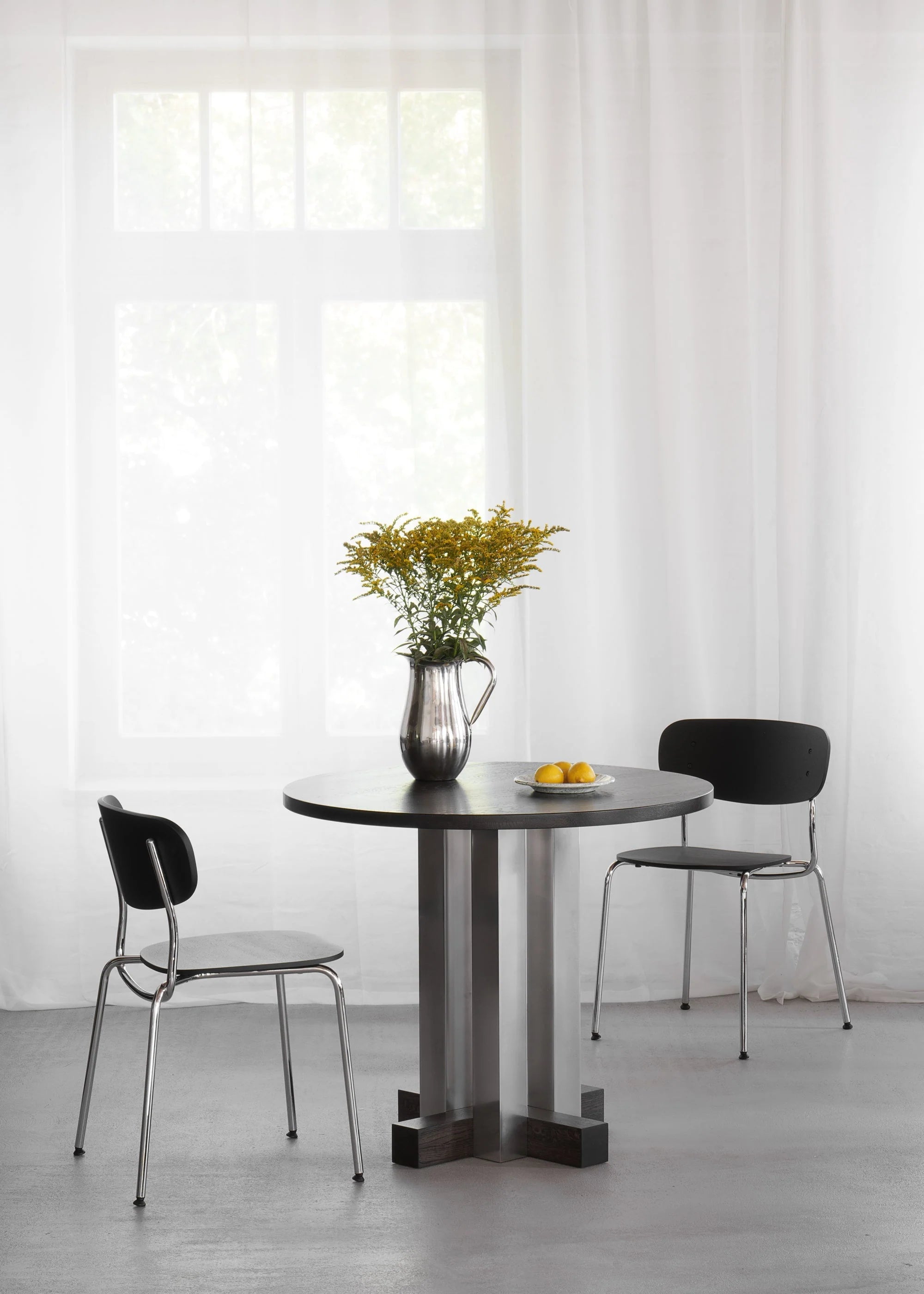Runder Tisch CRUZ aus Aluminium mit dunklem Eichenholz