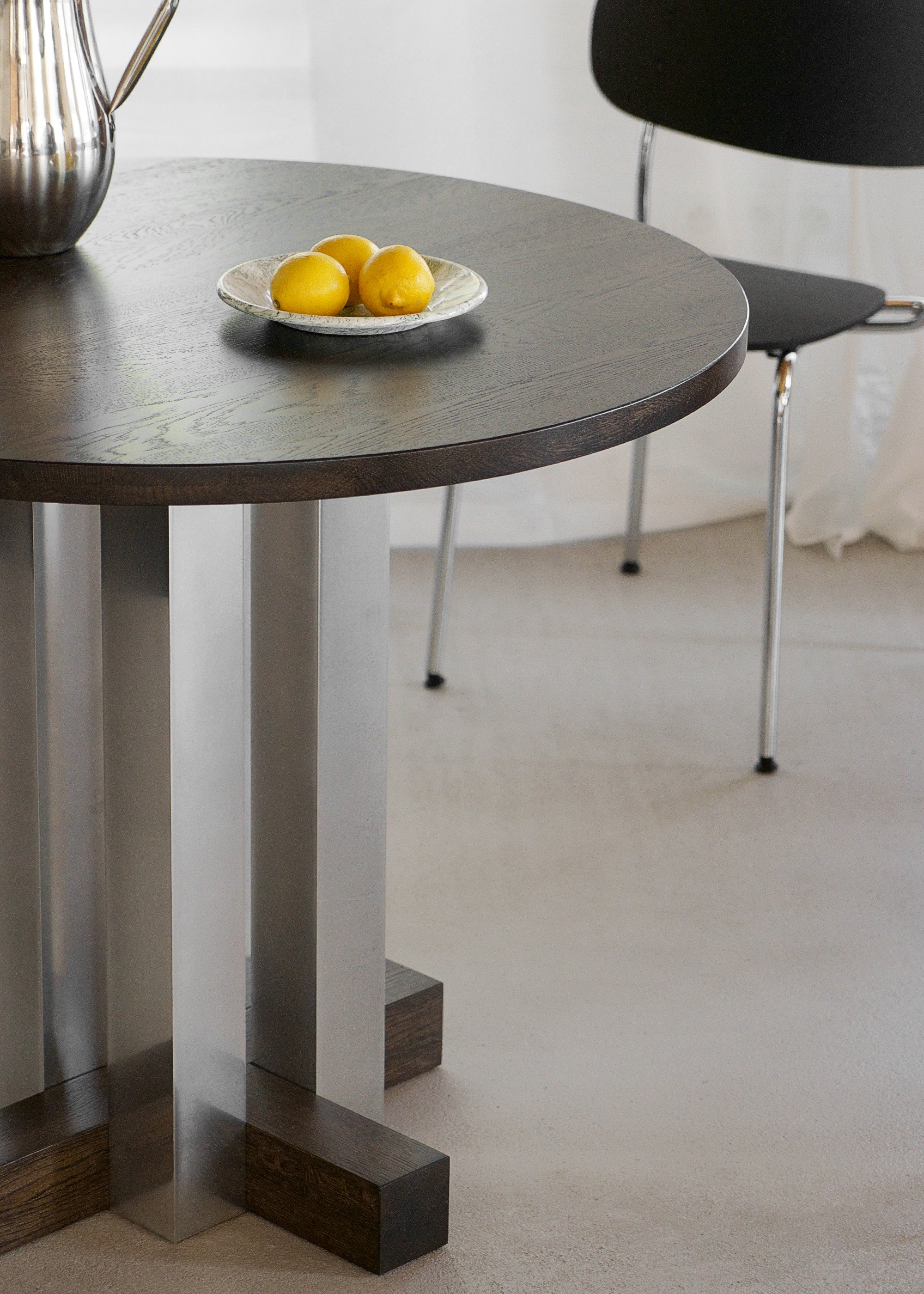 Runder Tisch CRUZ aus Aluminium mit dunklem Eichenholz