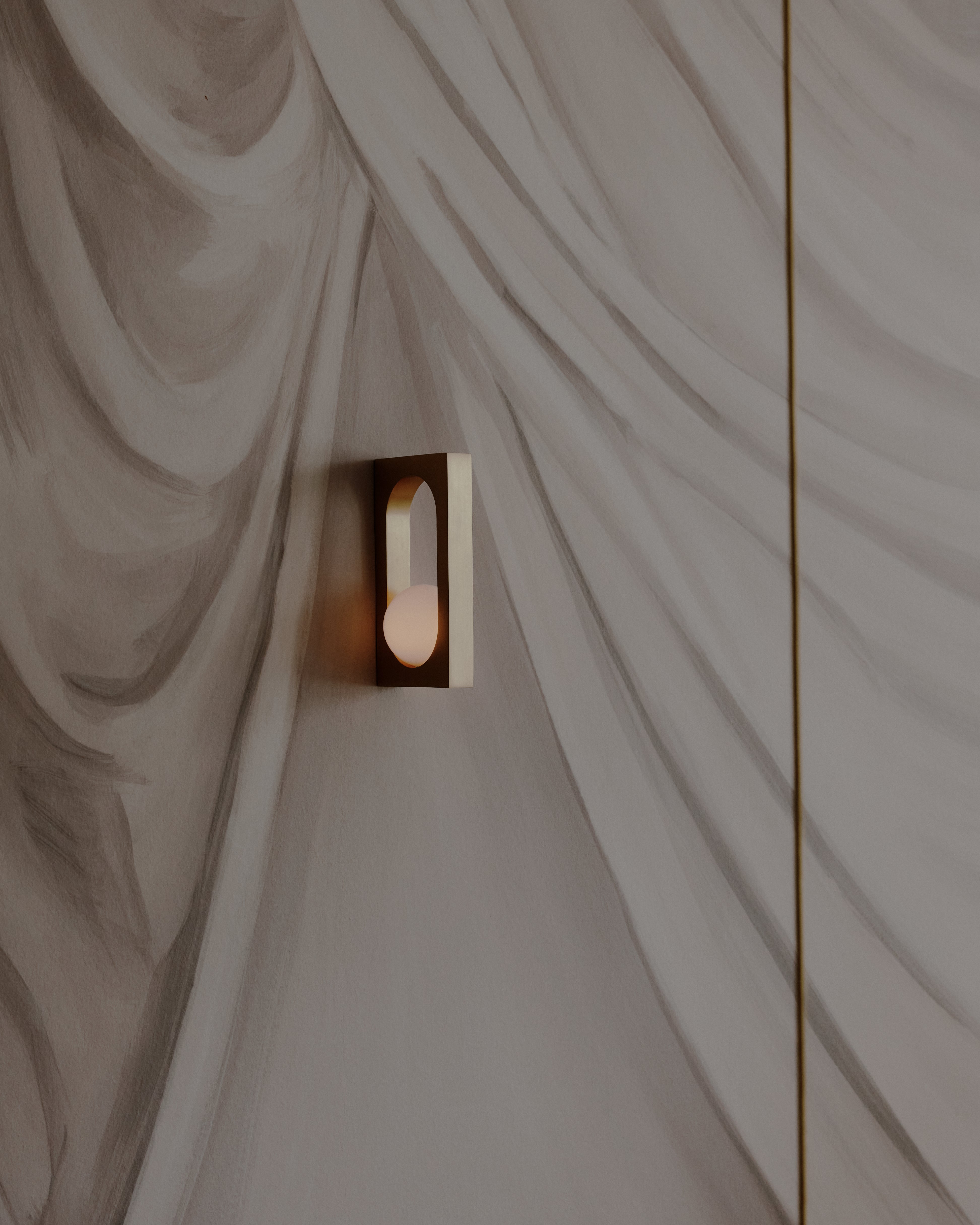 Wandlampe MYTHOS mit opalisiertem Schirm und Messing.