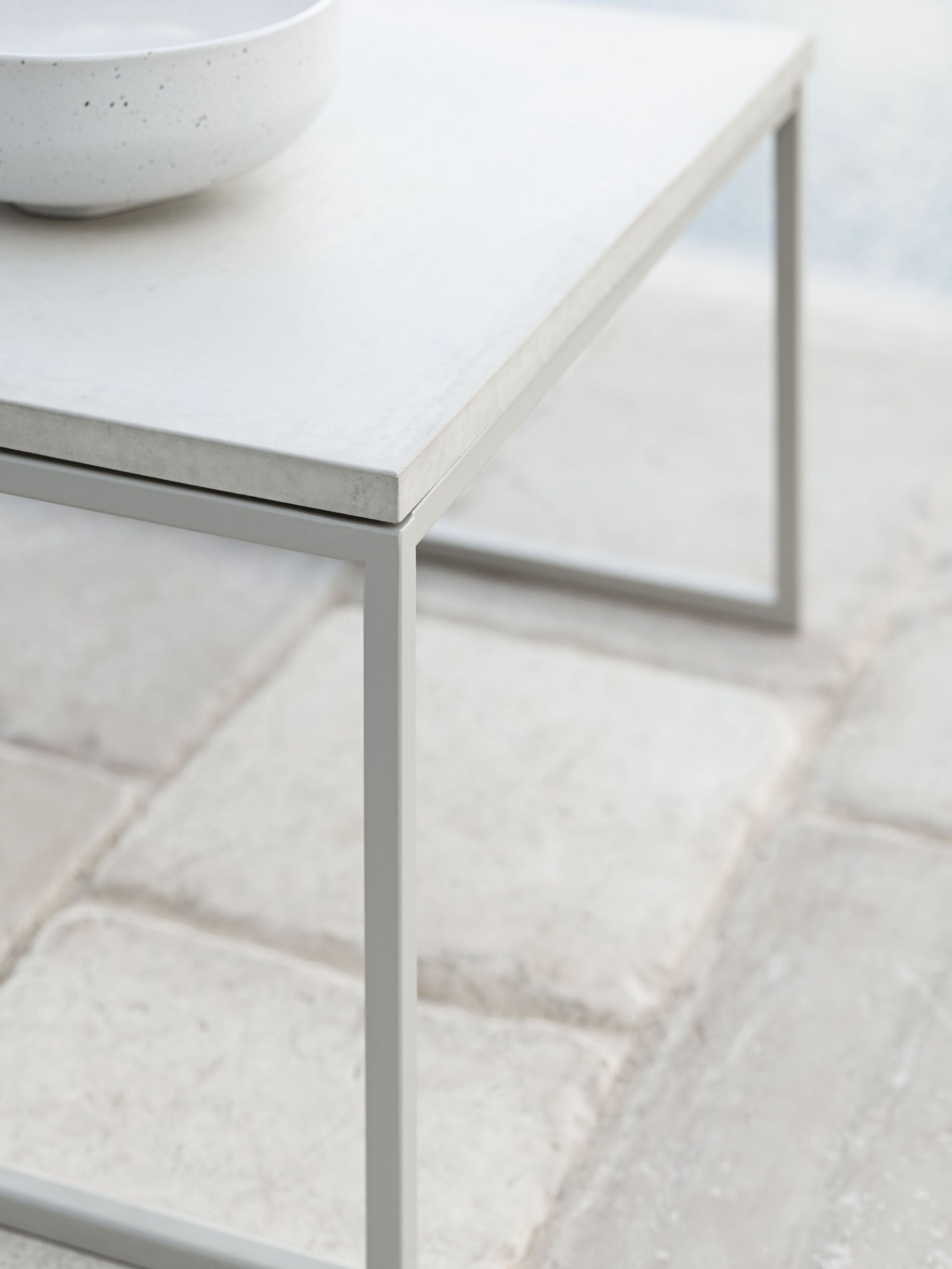 Externer Couchtisch Como dunkelgrauer Beton mit einer dunkelgrauen Basis