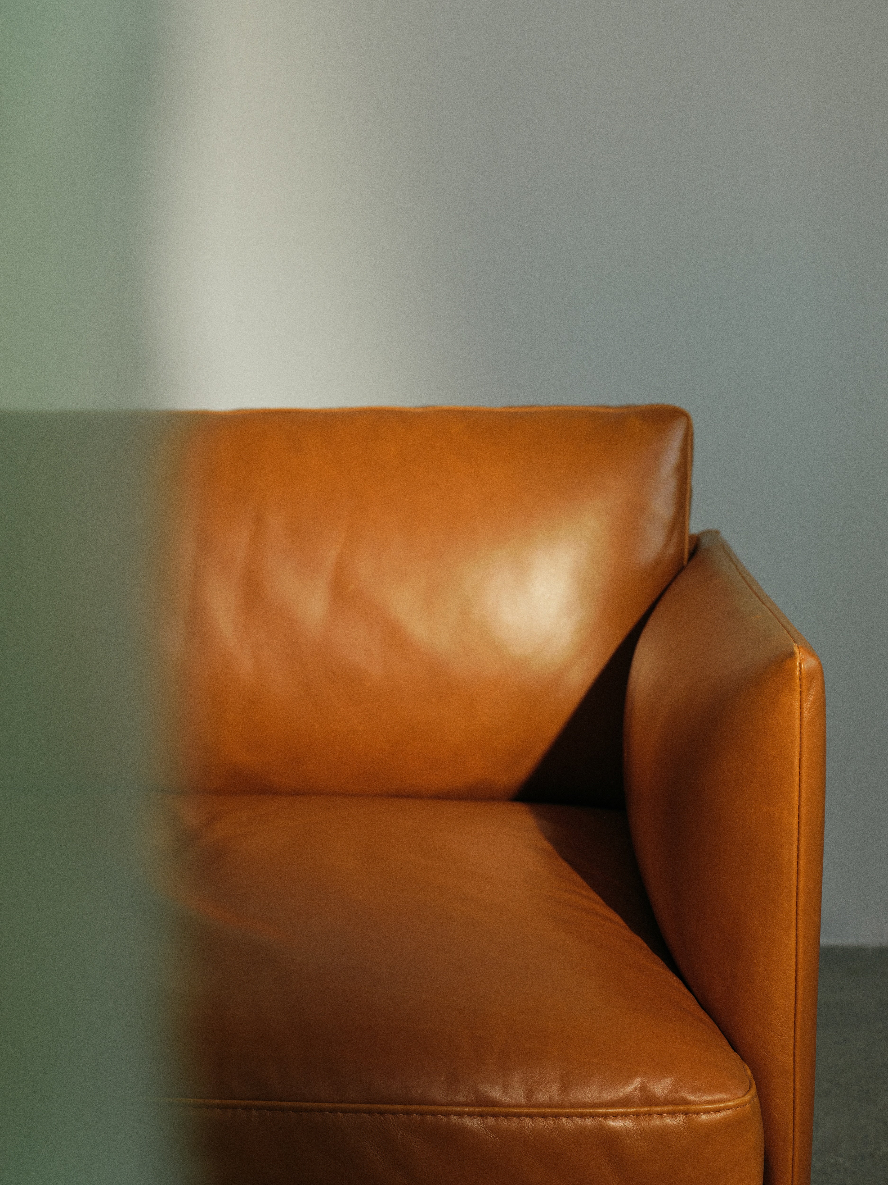 Sofa 2-sitzig OUTLINE aus cognacfarbenem Leder mit schwarzem Gestell