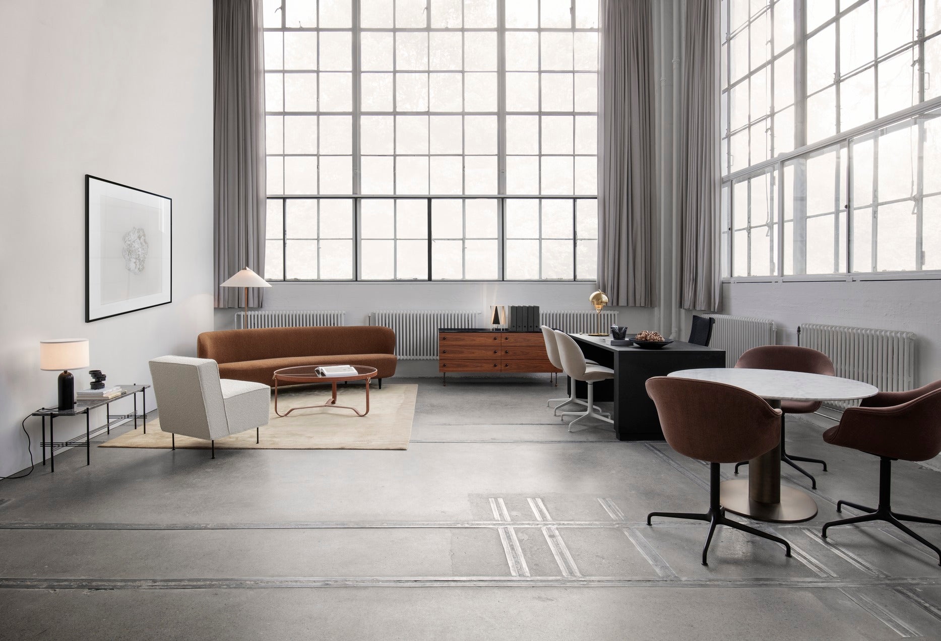 Sofa STAY gepolstert mit schwarzem Eichenfuß