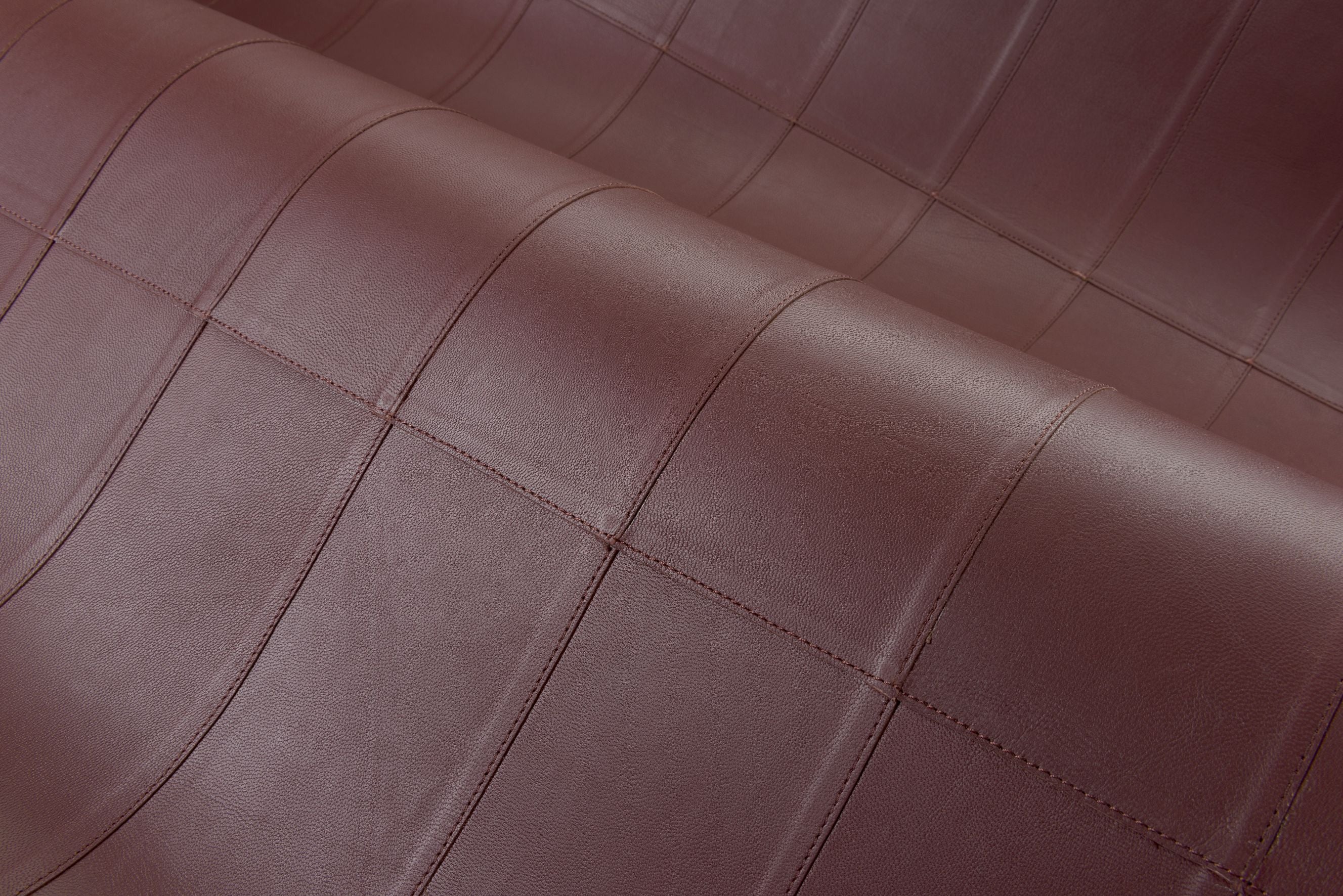 Geometrisch gemusterte natürliche Leder-Tapete PALADIN bordeaux