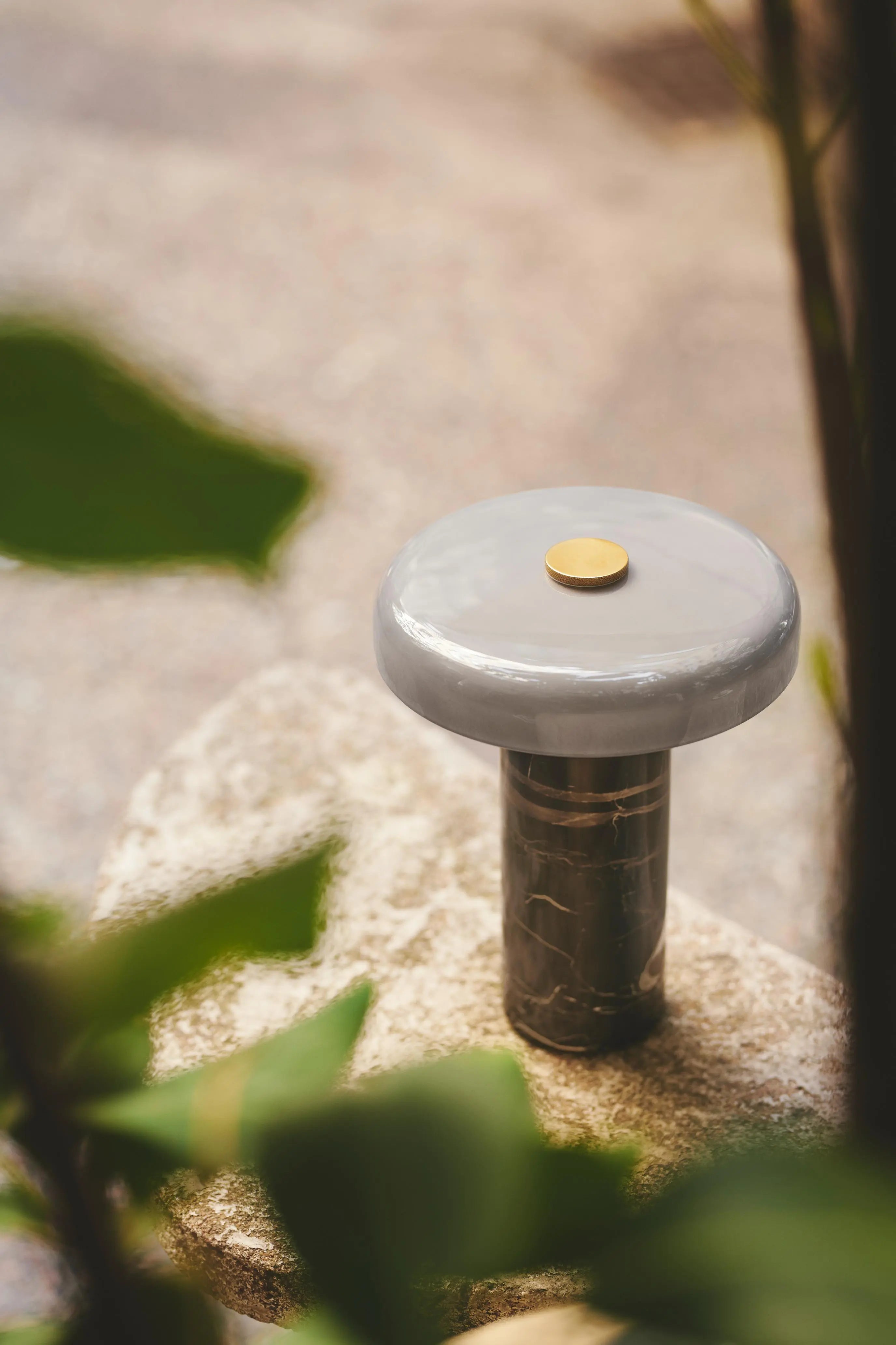 Lampa przenośna TRIP szary marmur z dymionym szkłem – Design By Us