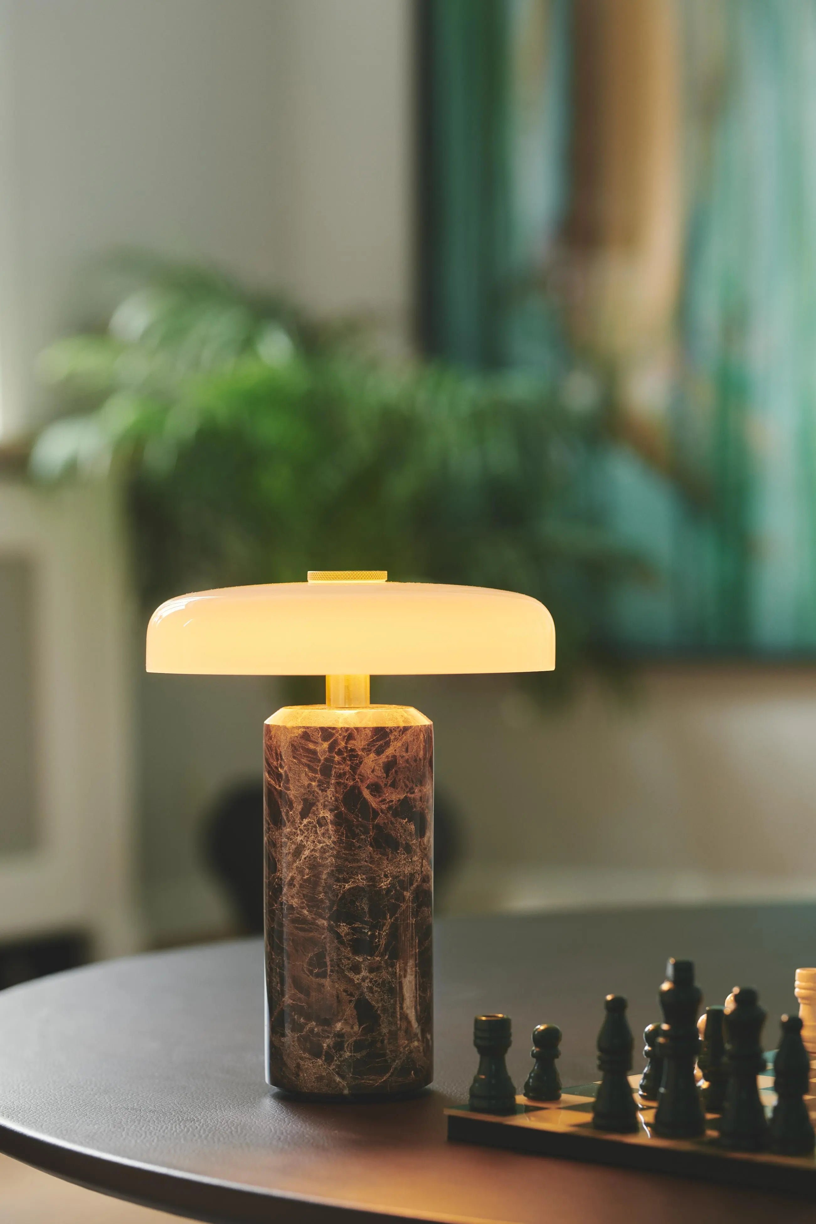 Lampa przenośna TRIP brązowy marmur z mlecznobiałym szkłem – Design By Us
