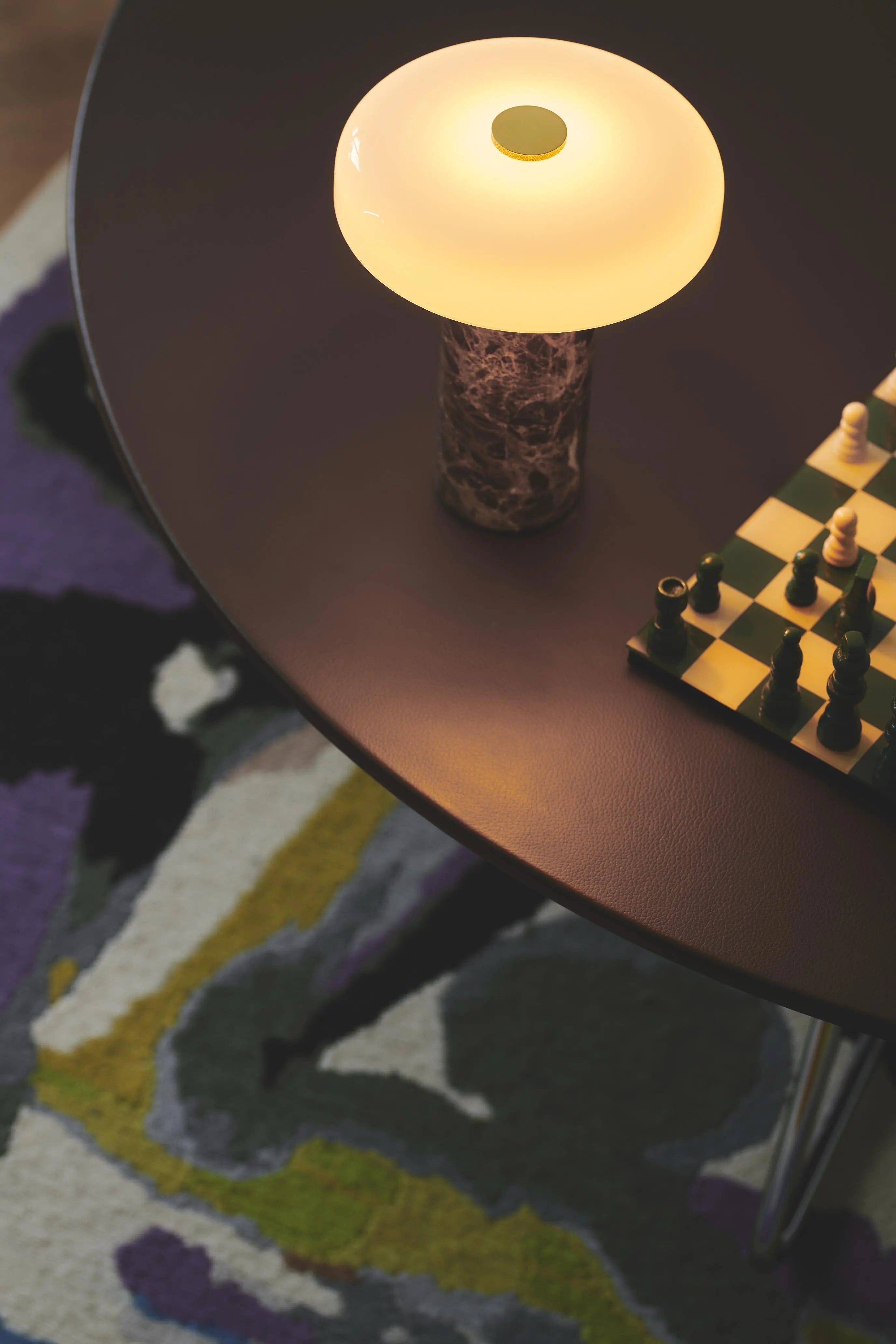 Lampa przenośna TRIP brązowy marmur z mlecznobiałym szkłem – Design By Us