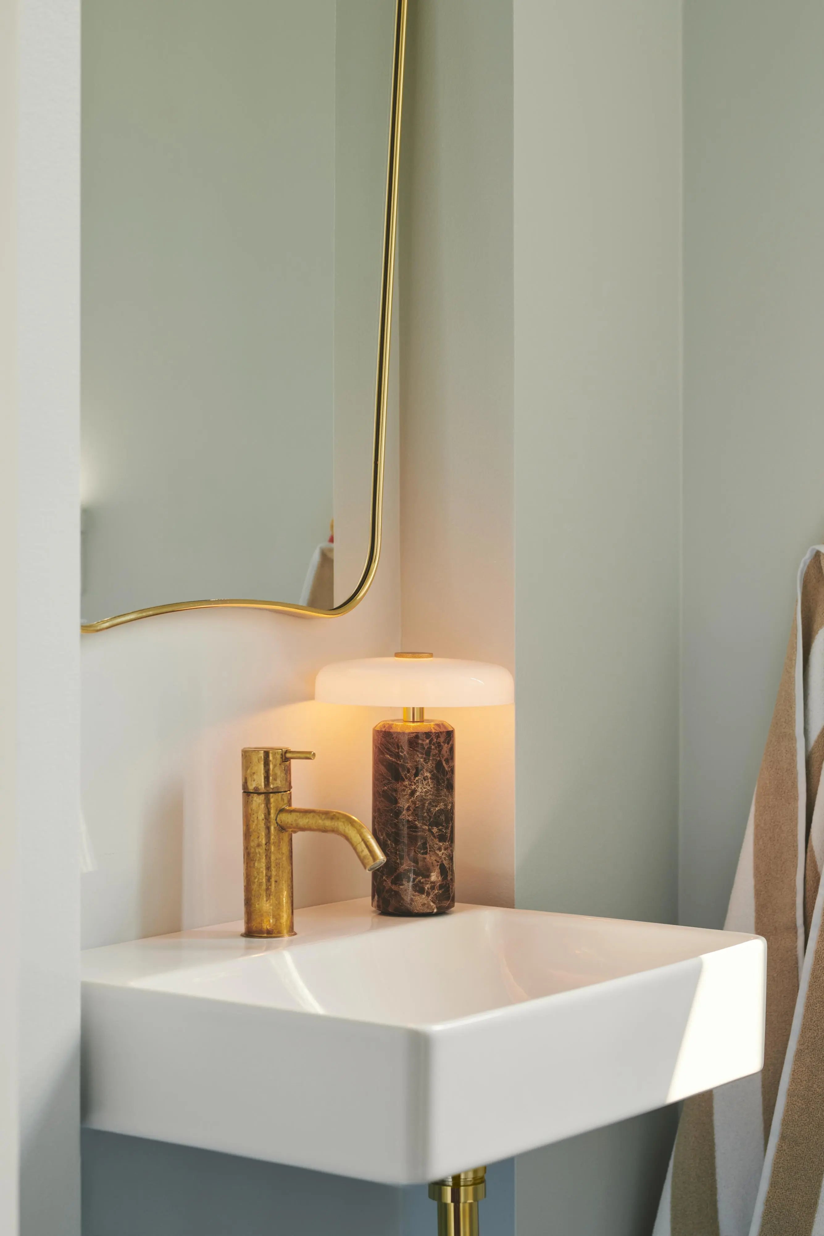 Lampa przenośna TRIP brązowy marmur z mlecznobiałym szkłem – Design By Us